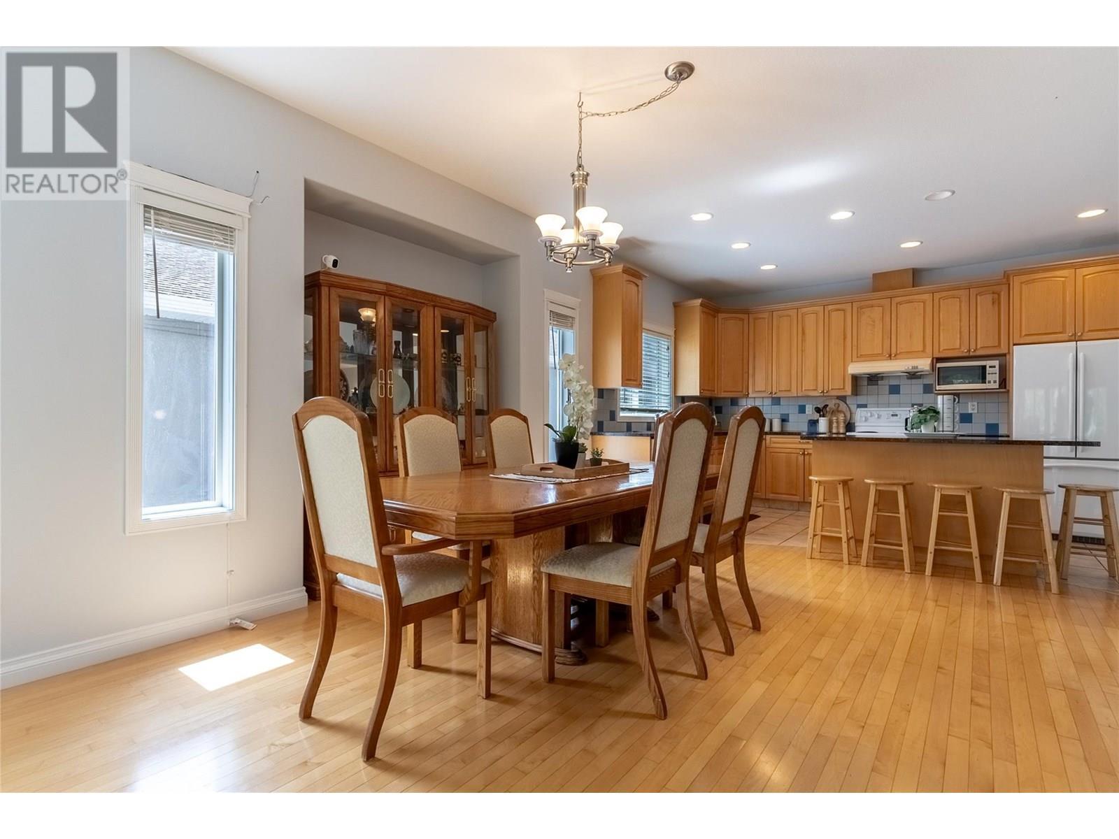 3727 Overlander Drive, Kamloops, BC - Indoor Photo Showing Dining Room