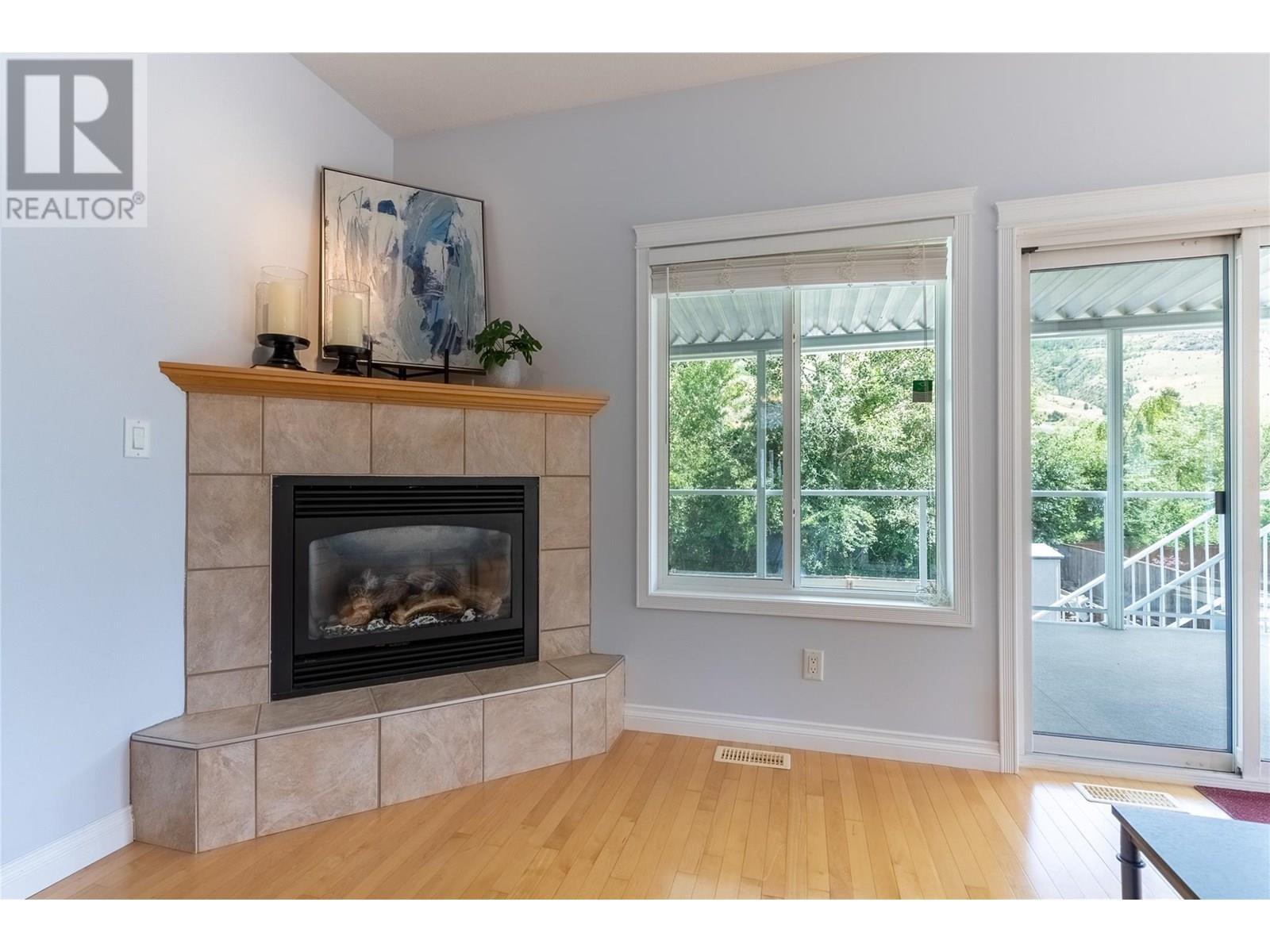 3727 Overlander Drive, Kamloops, BC - Indoor Photo Showing Living Room With Fireplace