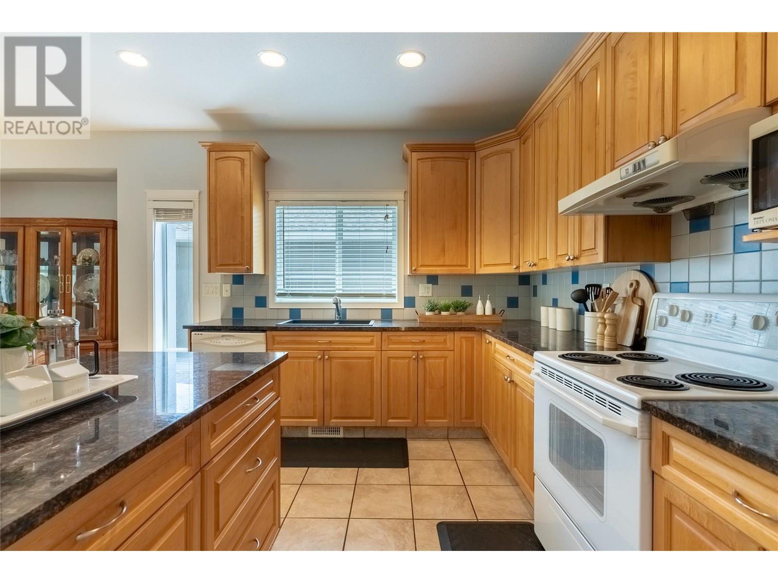 3727 Overlander Drive, Kamloops, BC - Indoor Photo Showing Kitchen