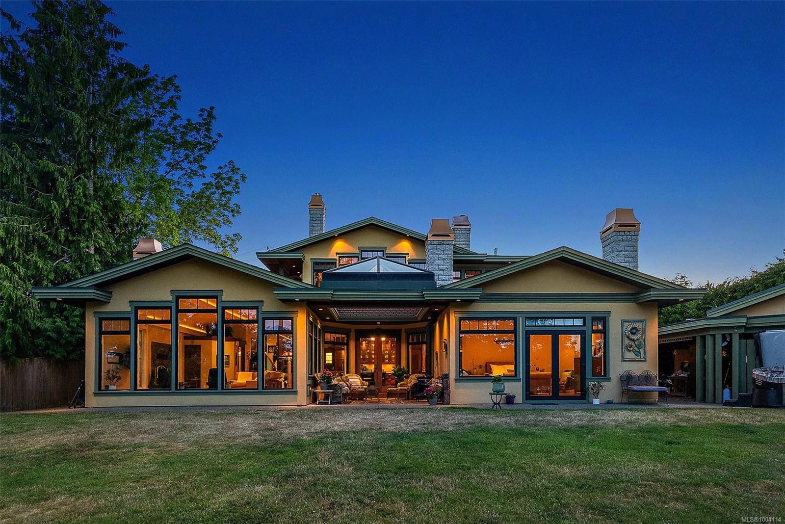 2751 Shoreline Dr, View Royal, BC