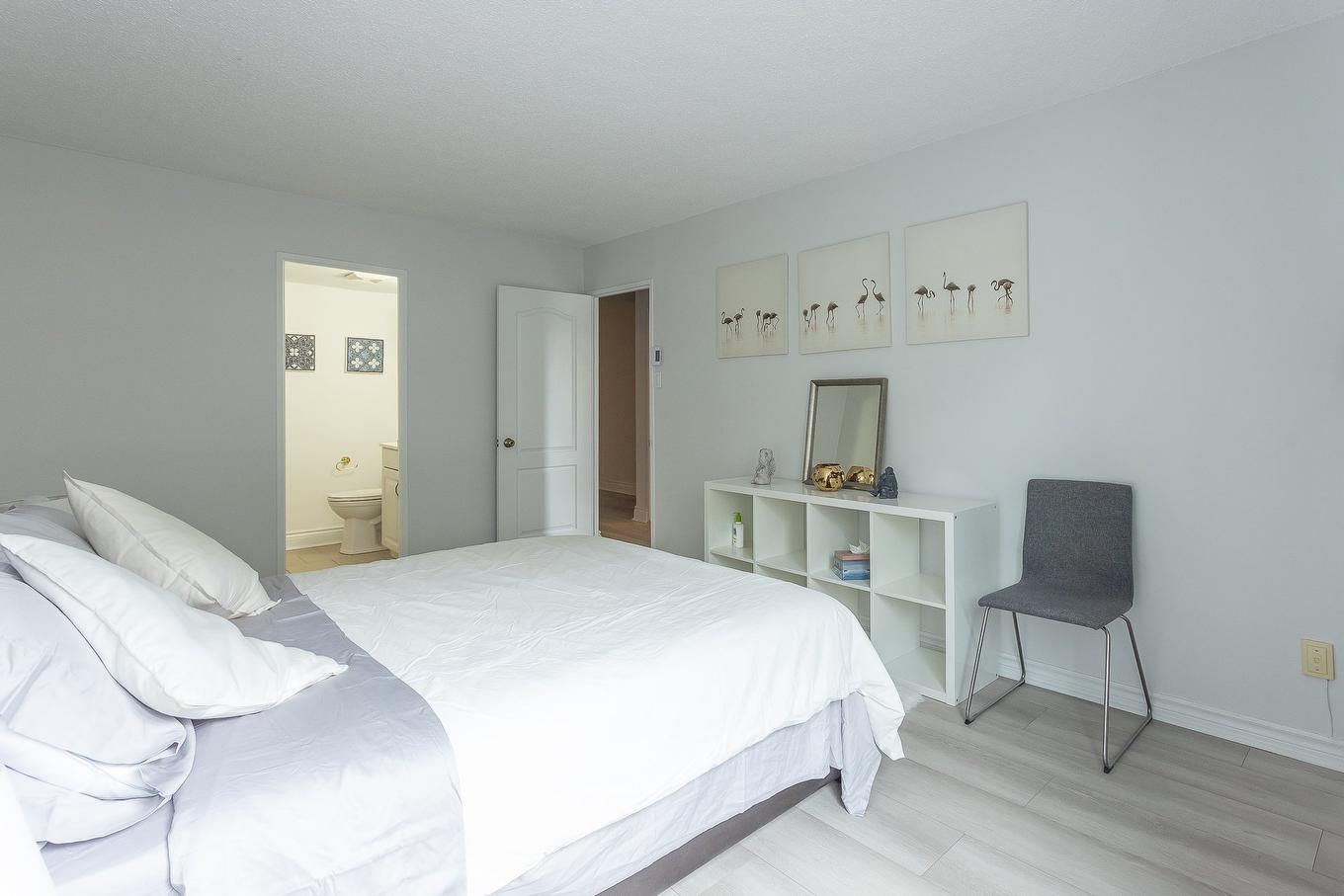 Primary bedroom - 1010-3480 Rue Simpson, Montréal (Ville-Marie), QC - Indoor Photo Showing Bedroom