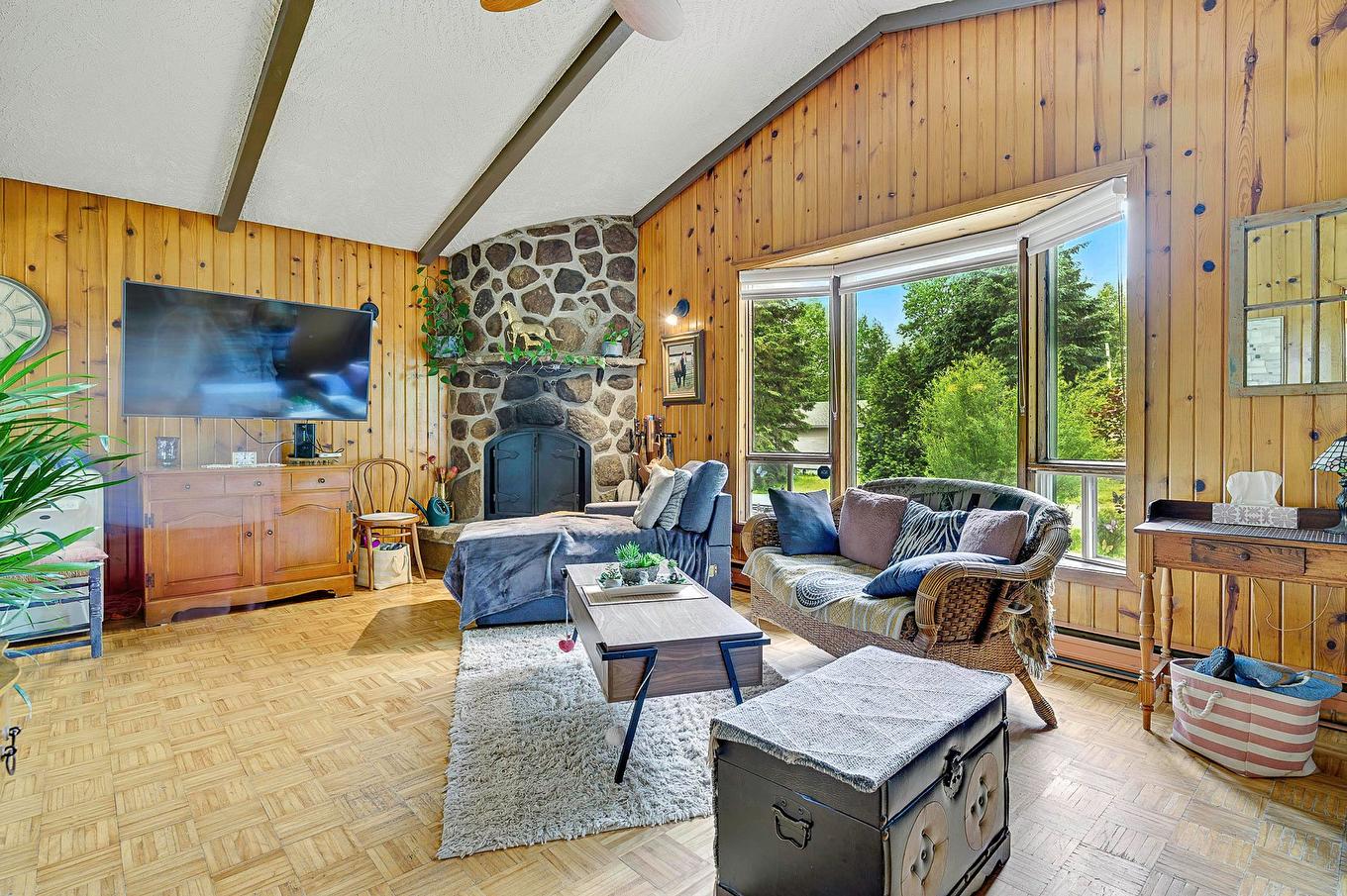 Salon - 22 Rue Daniel, Saint-Sauveur, QC - Indoor