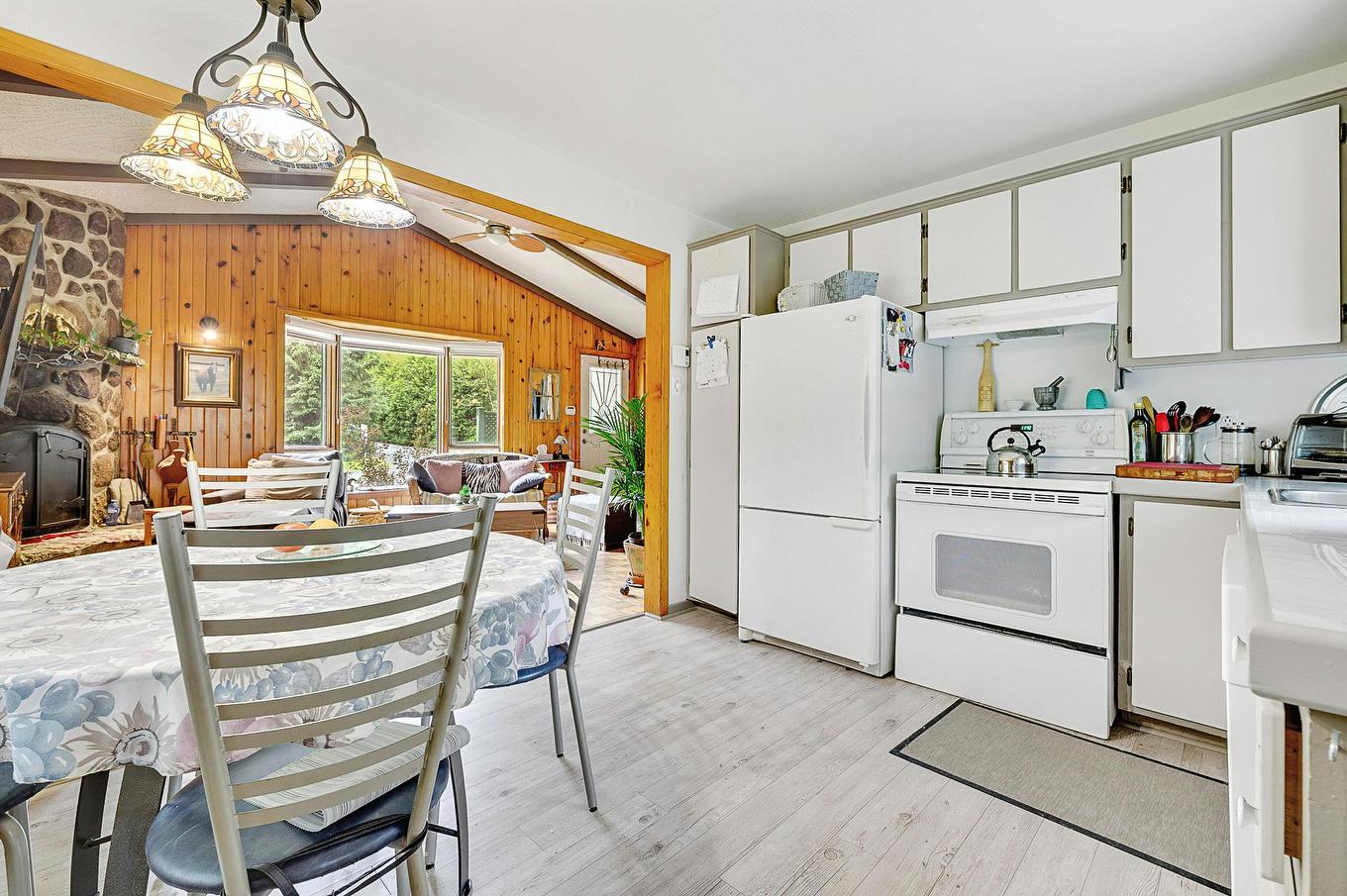 Cuisine - 22 Rue Daniel, Saint-Sauveur, QC - Indoor Photo Showing Kitchen