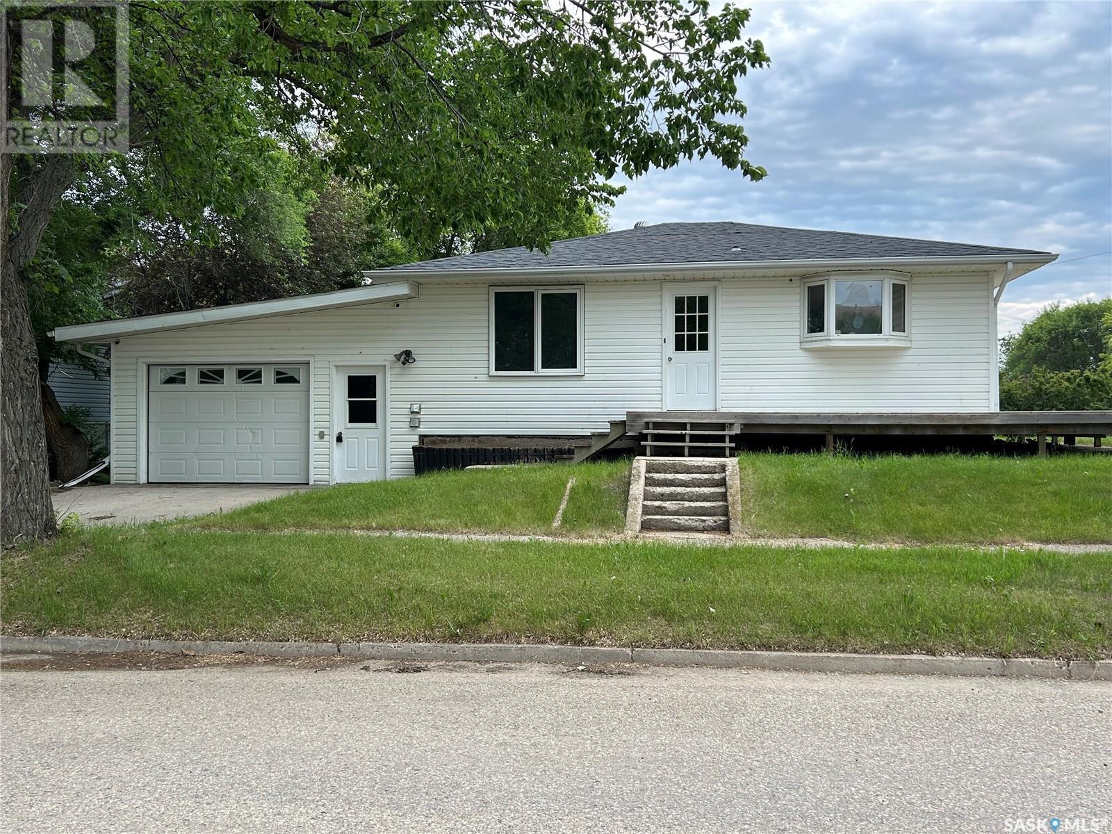 516 First Avenue E, Lampman, SK - Outdoor