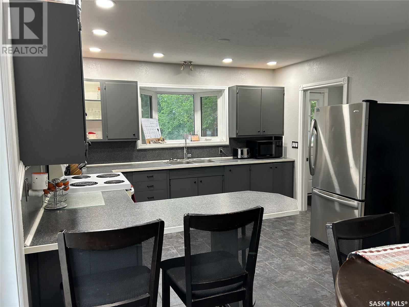 516 First Avenue E, Lampman, SK - Indoor Photo Showing Kitchen With Double Sink
