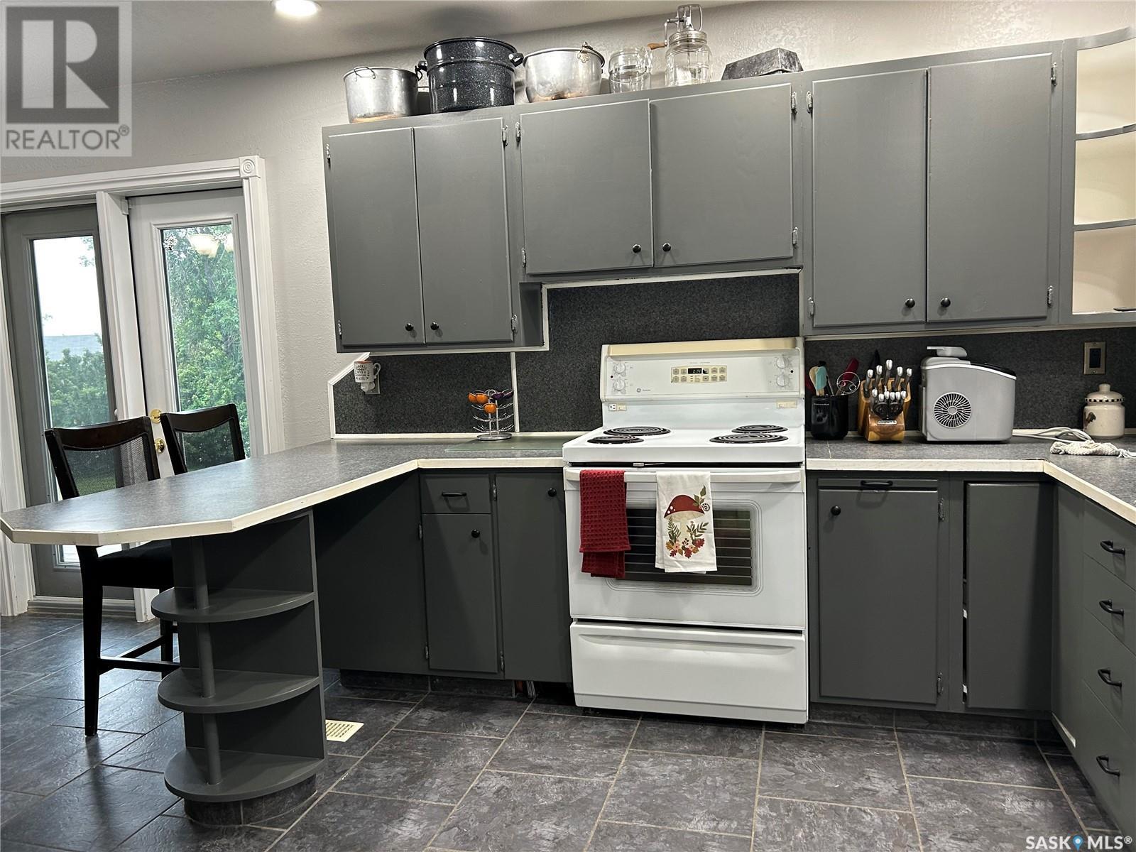 516 First Avenue E, Lampman, SK - Indoor Photo Showing Kitchen