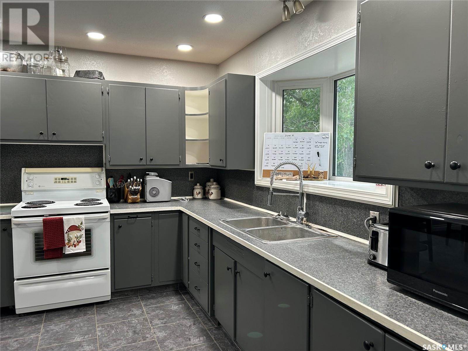 516 First Avenue E, Lampman, SK - Indoor Photo Showing Kitchen With Double Sink