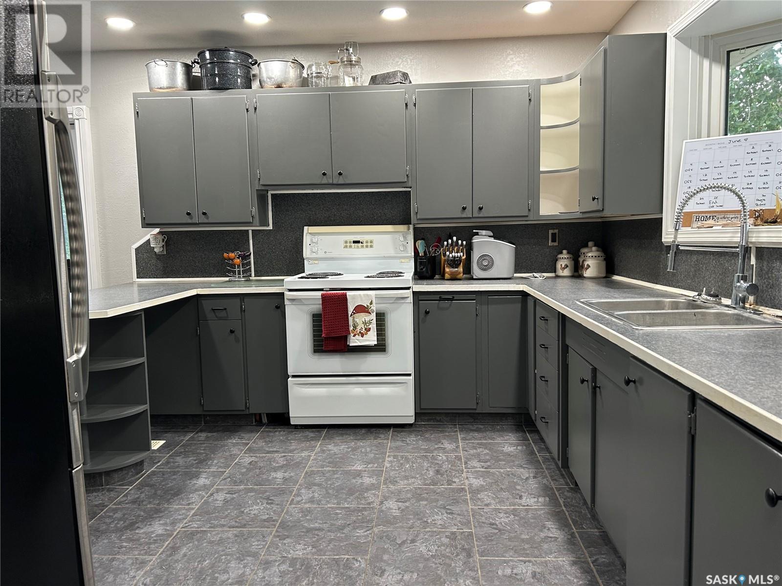 516 First Avenue E, Lampman, SK - Indoor Photo Showing Kitchen With Double Sink