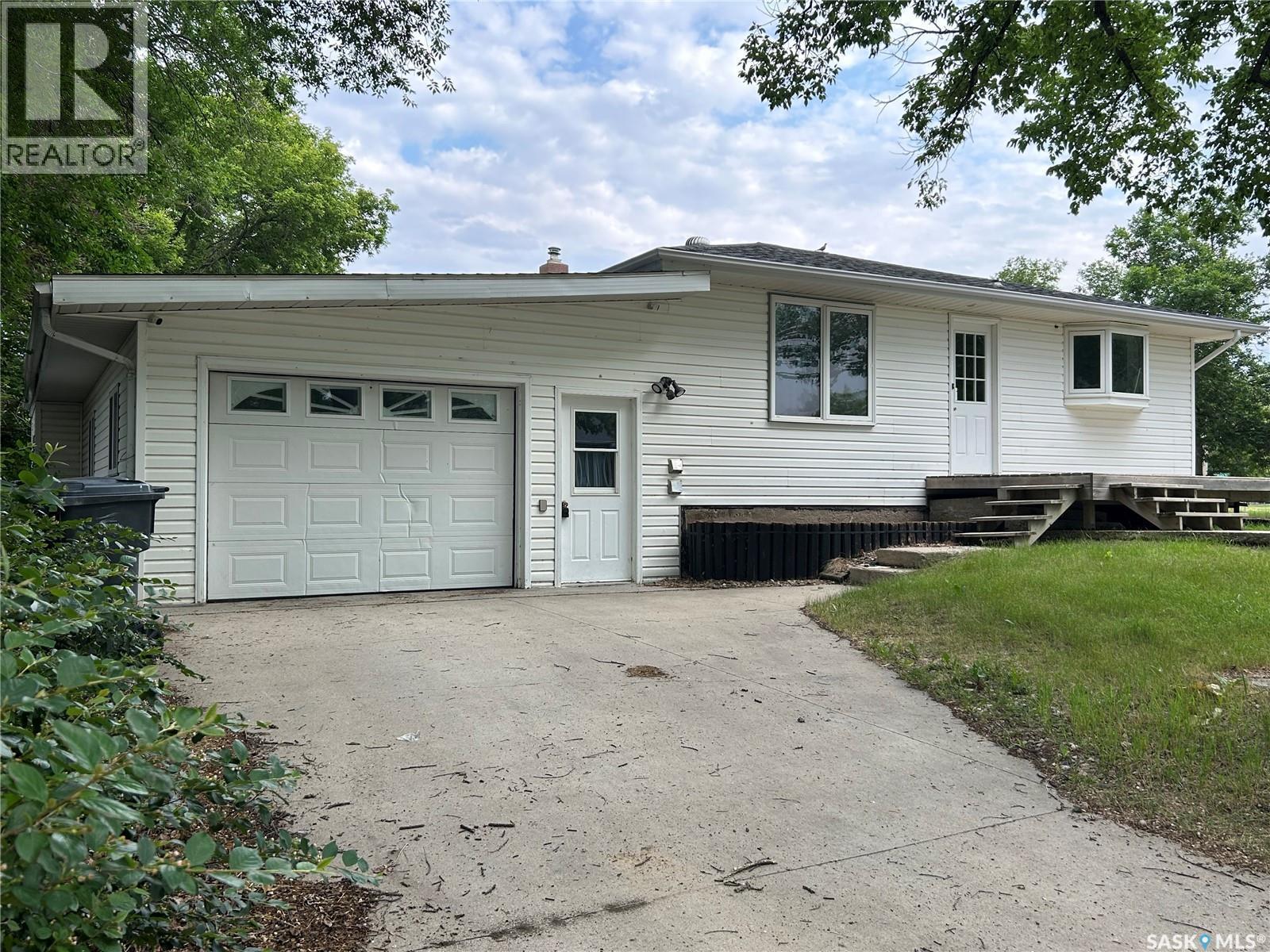 516 First Avenue E, Lampman, SK - Outdoor