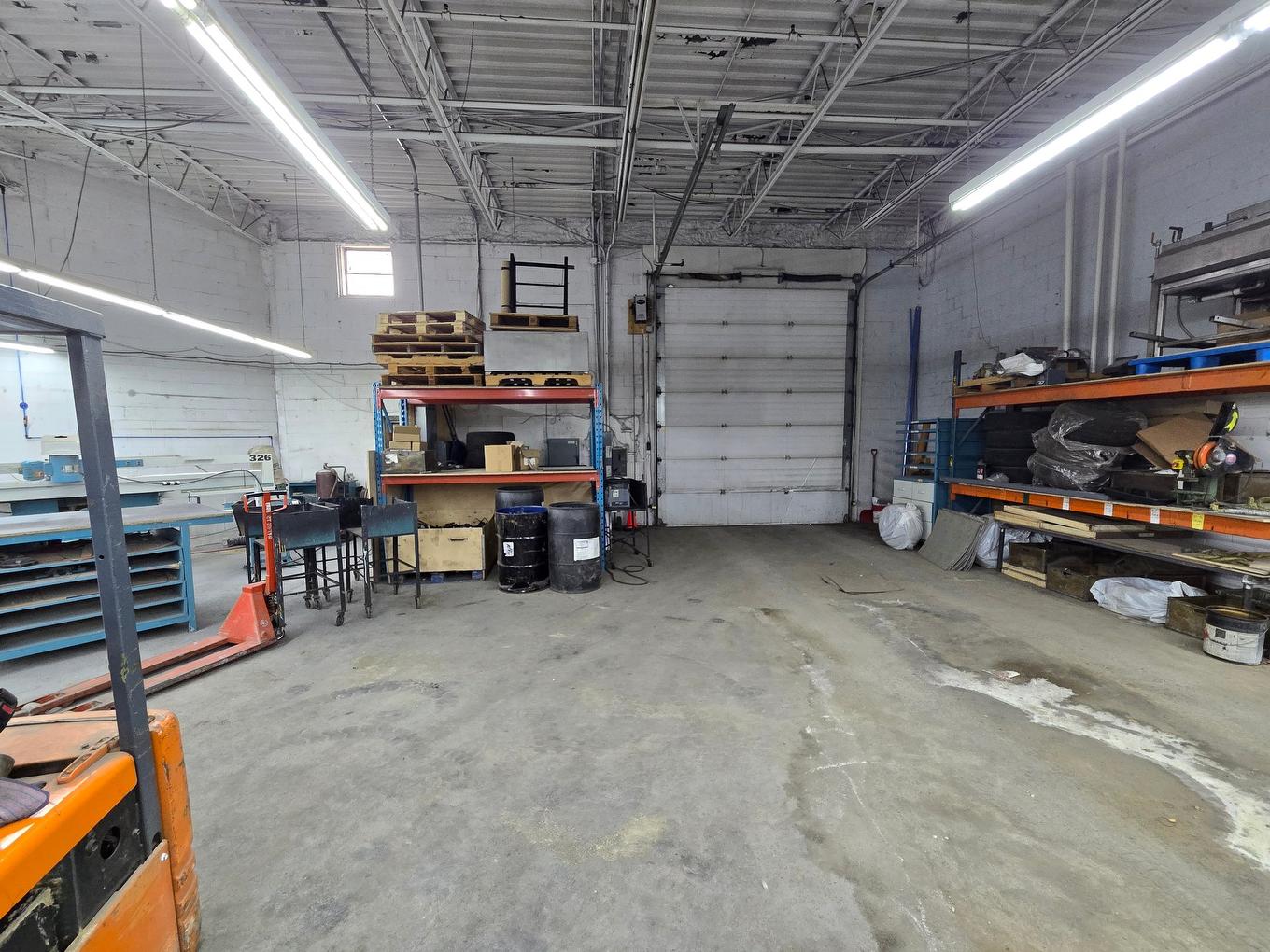 Shipping (door/dock) - 2617 Boul. Le Corbusier, Laval (Chomedey), QC - Indoor Photo Showing Garage