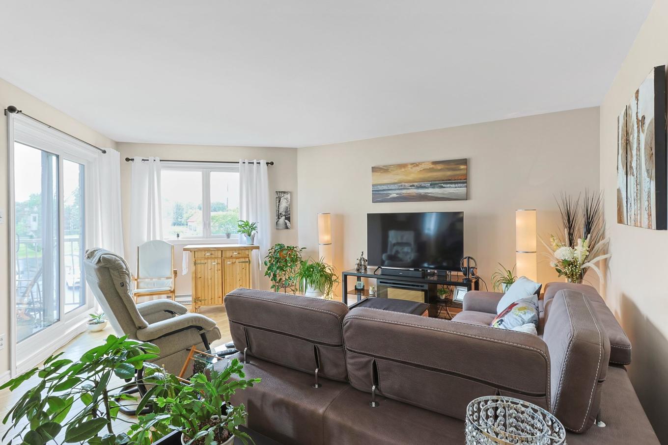 Living room - 202-13 Rue St-Laurent, Beauharnois, QC - Indoor Photo Showing Living Room