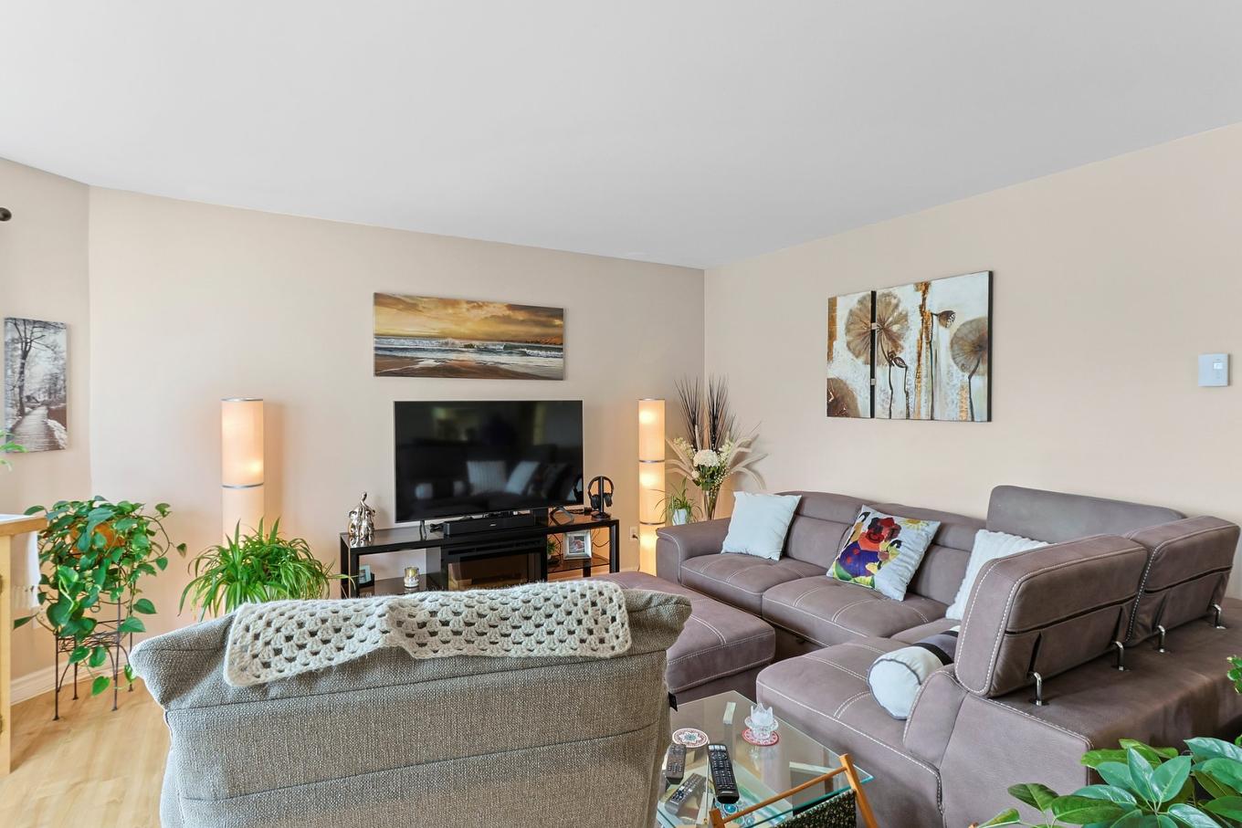 Living room - 202-13 Rue St-Laurent, Beauharnois, QC - Indoor Photo Showing Living Room