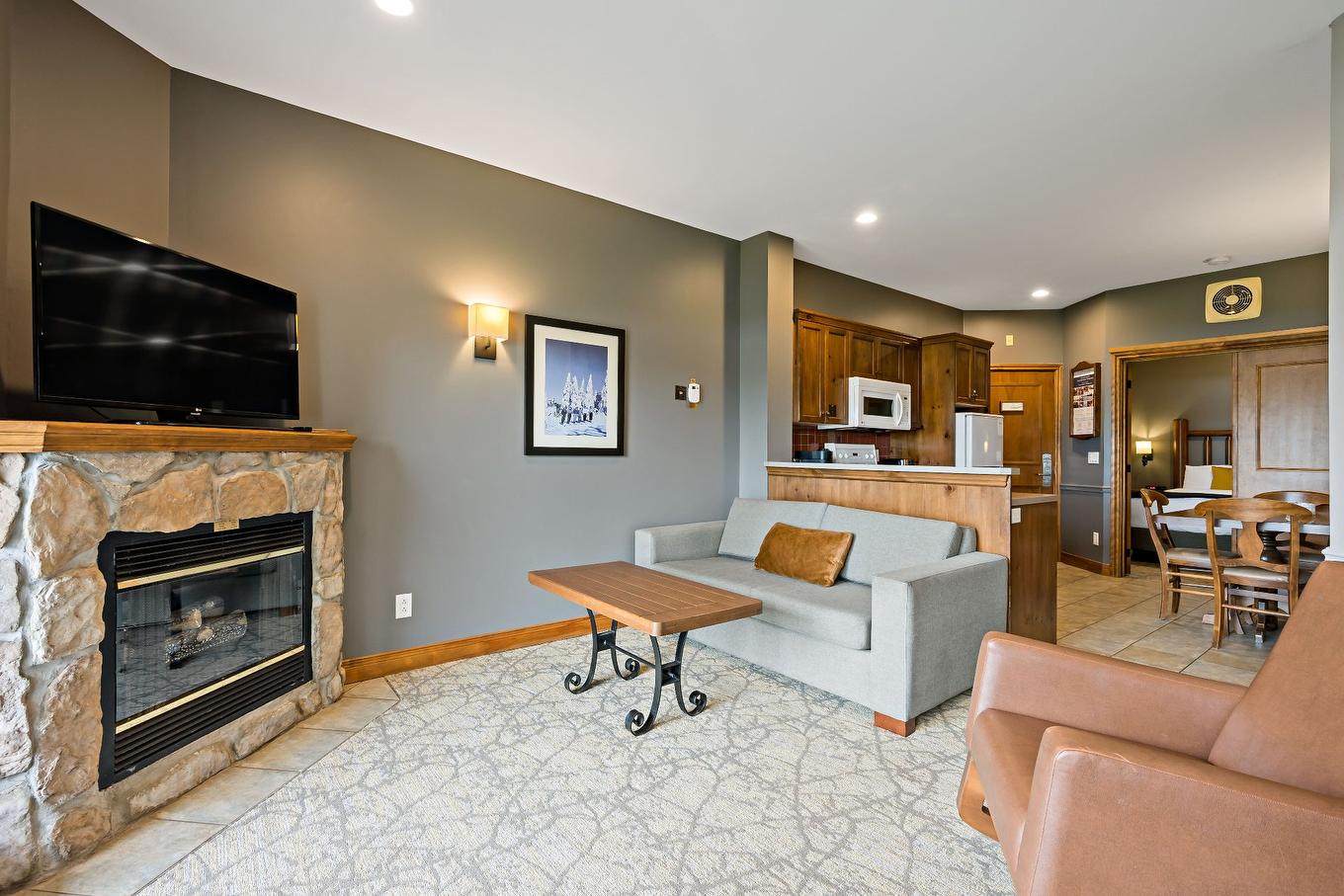 Living room - 26-2396 Rue Labelle, Mont-Tremblant, QC - Indoor Photo Showing Living Room With Fireplace