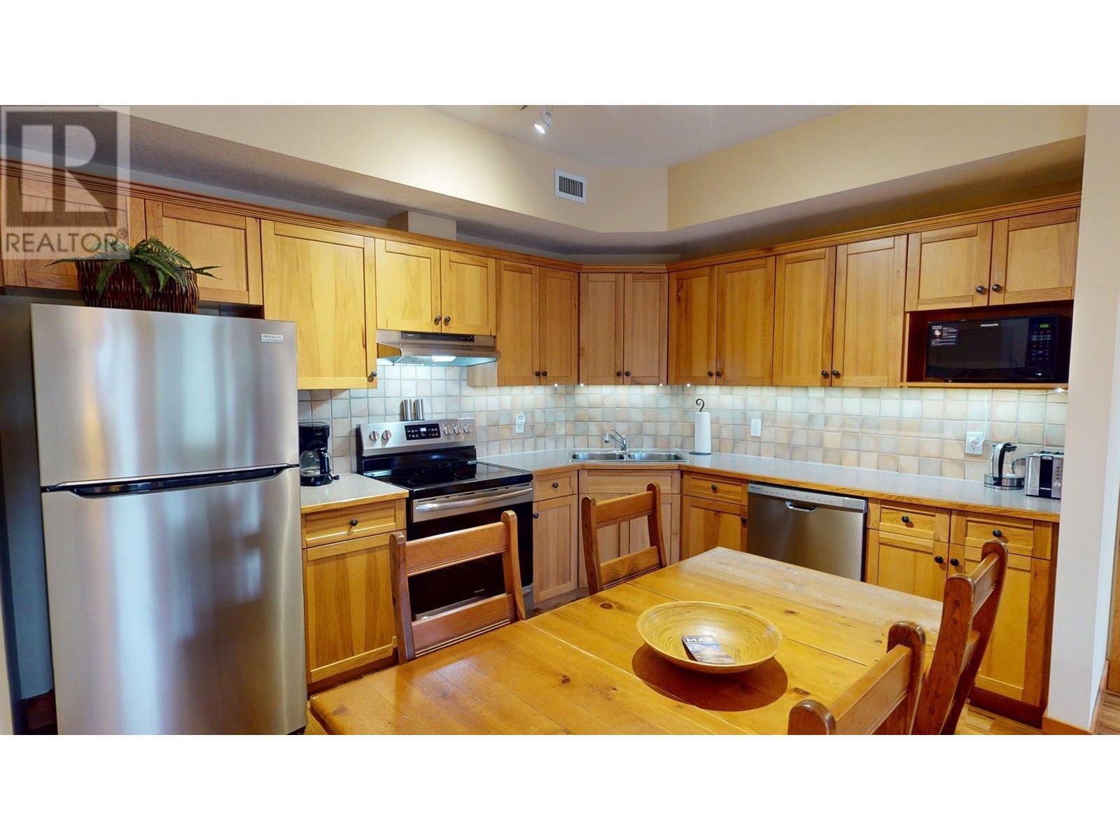 701 14A Crescent Unit# 213 I, Invermere, BC - Indoor Photo Showing Kitchen