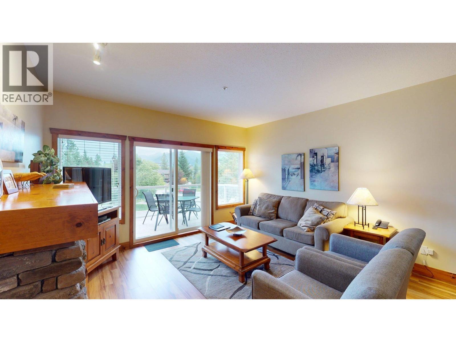 701 14A Crescent Unit# 213 I, Invermere, BC - Indoor Photo Showing Living Room