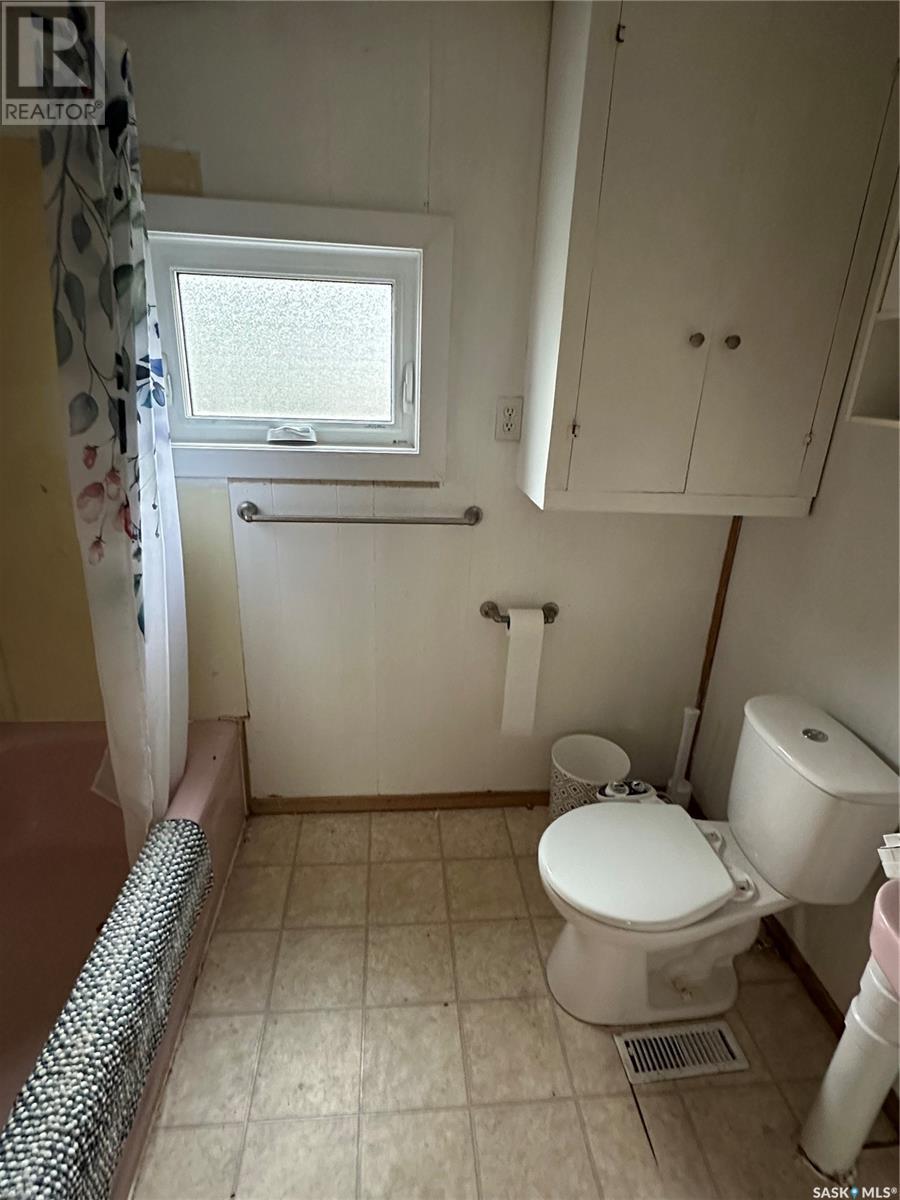 3360 Rutland Avenue, Gull Lake, SK - Indoor Photo Showing Bathroom