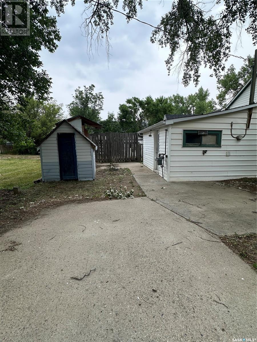 3360 Rutland Avenue, Gull Lake, SK - Outdoor