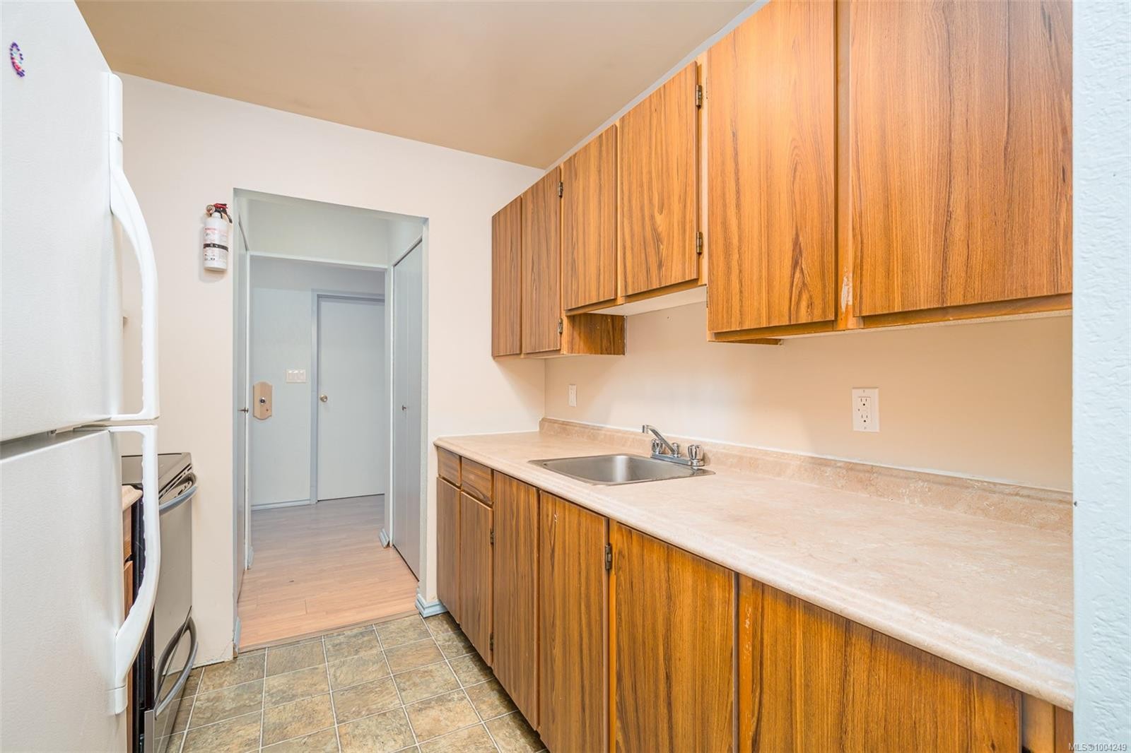 107-611 Macmillan Dr, Sayward, BC - Indoor Photo Showing Kitchen