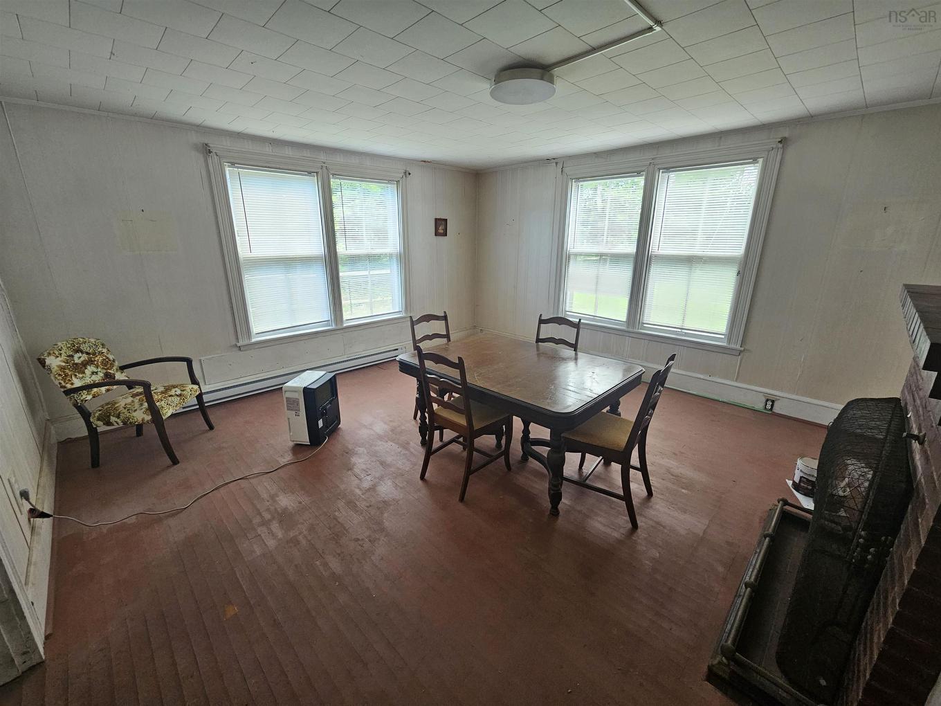 15 Mcdougal Street, Springhill, NS