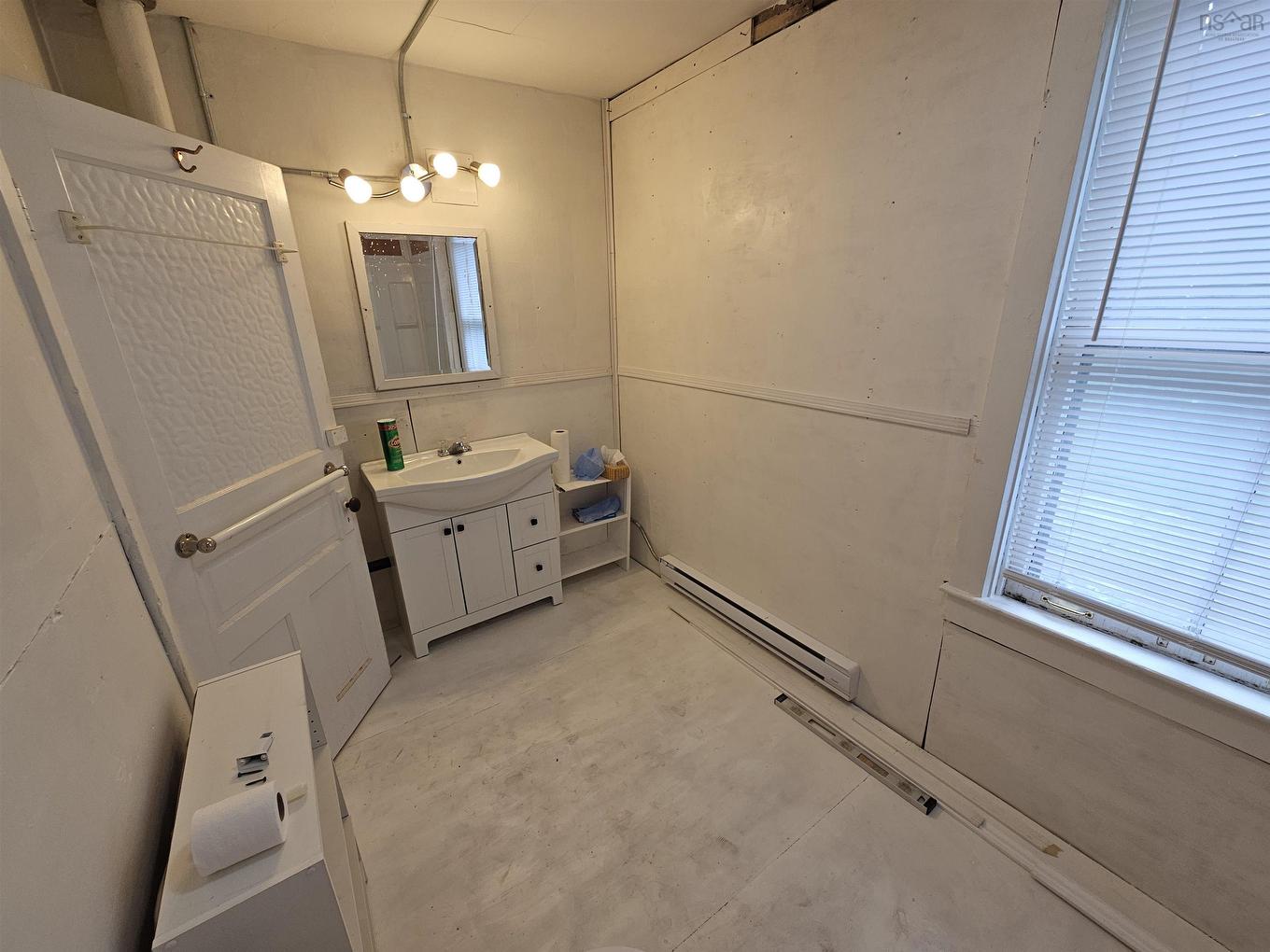 15 Mcdougal Street, Springhill, NS