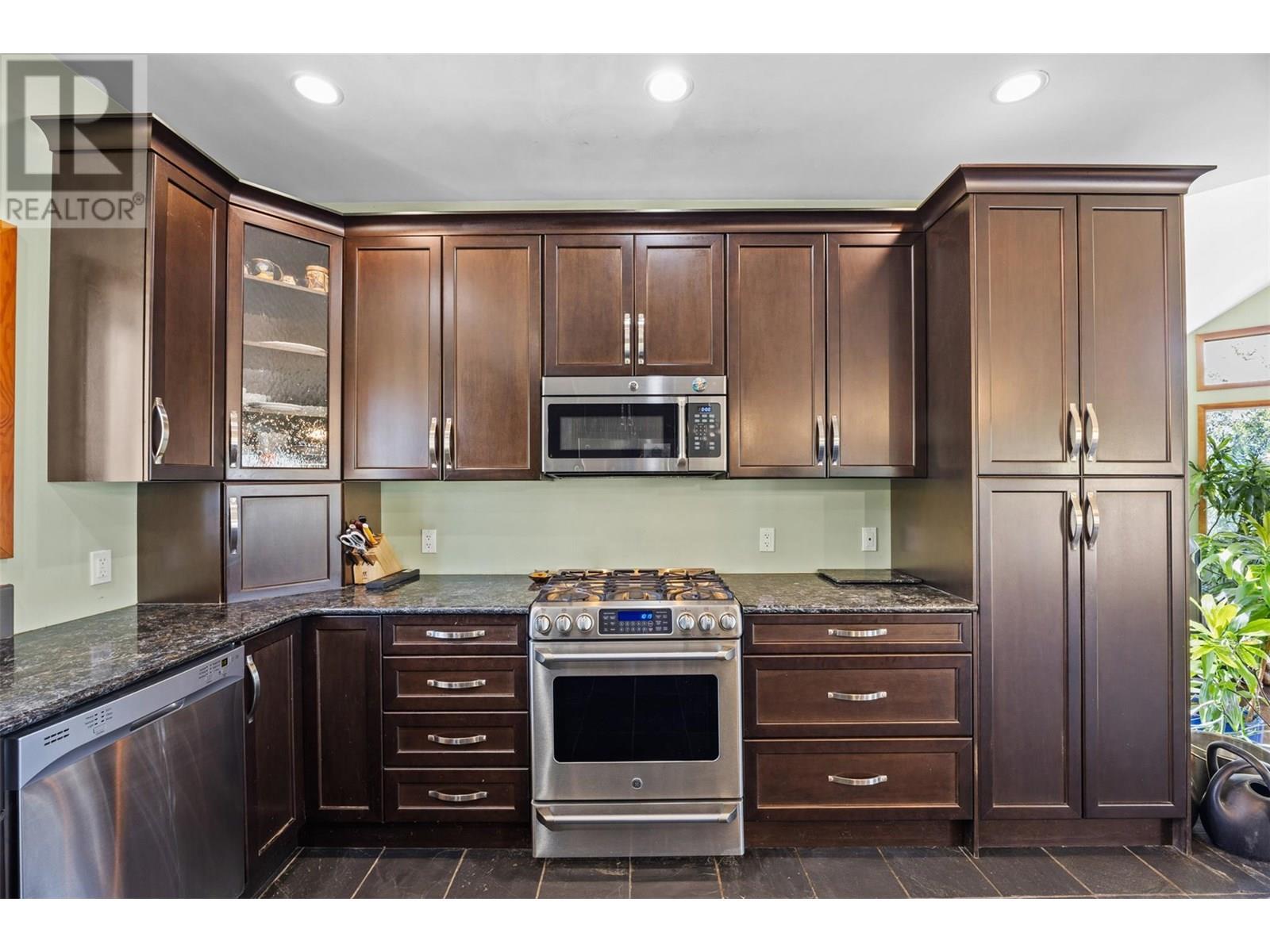 Kitchen - 365 Riverwind Drive, Chase, BC - Indoor Photo Showing Kitchen