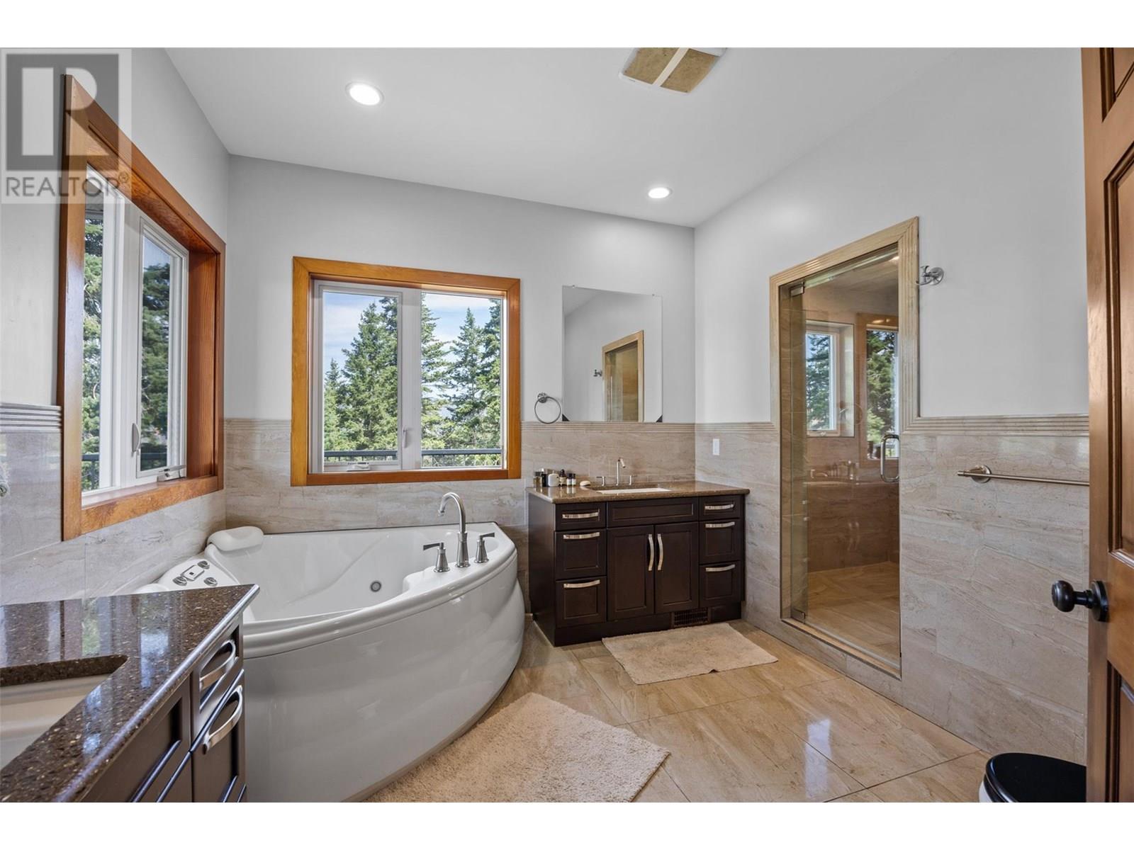Ensuite - 365 Riverwind Drive, Chase, BC - Indoor Photo Showing Bathroom