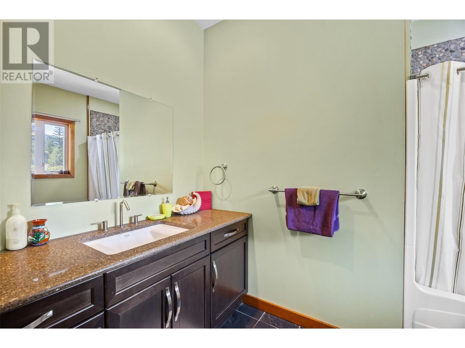 Main floor bathroom - 365 Riverwind Drive, Chase, BC - Indoor Photo Showing Bathroom