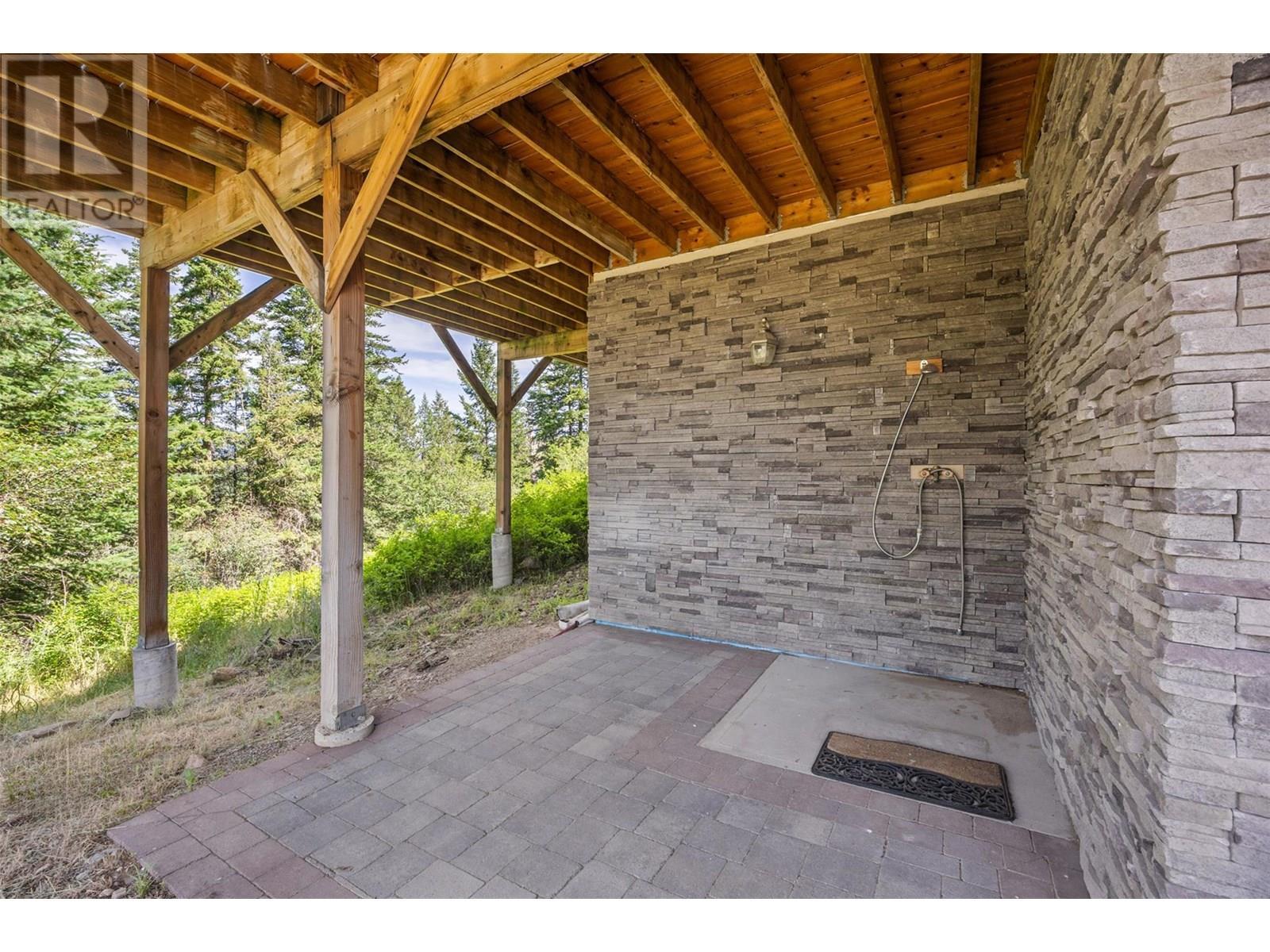 Outdoor shower - 365 Riverwind Drive, Chase, BC - Outdoor