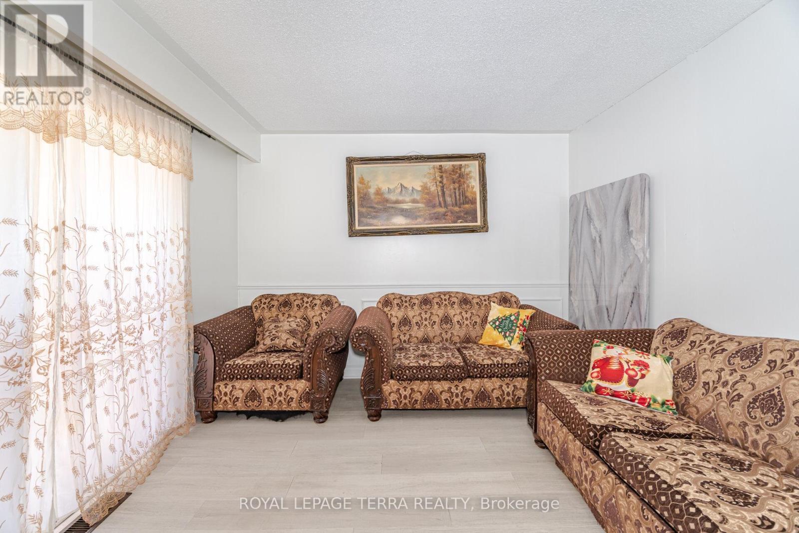 14457 Bramalea Road, Caledon, ON - Indoor Photo Showing Living Room