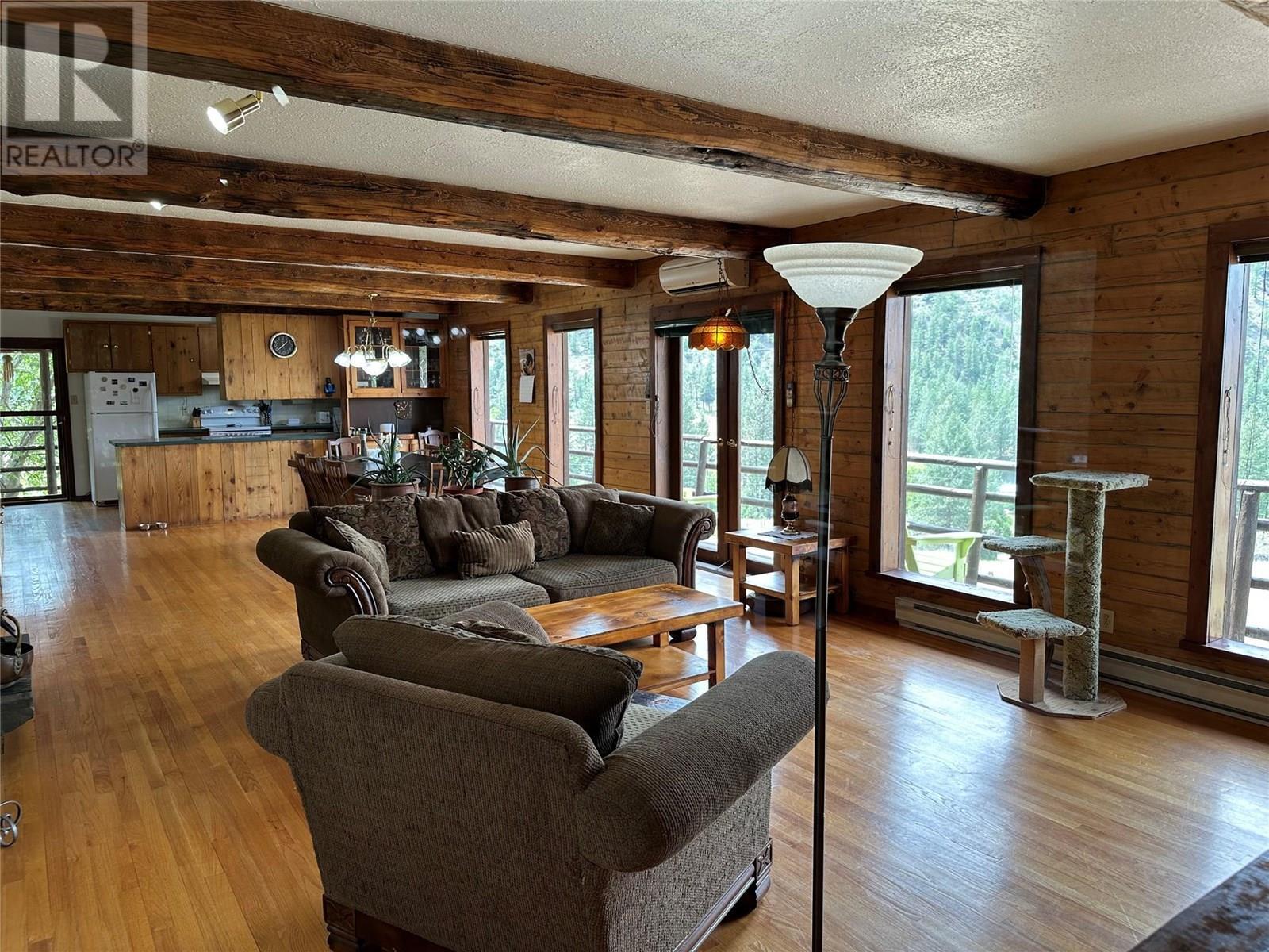 3655 Mclean Creek Road, Okanagan Falls, BC - Indoor Photo Showing Living Room