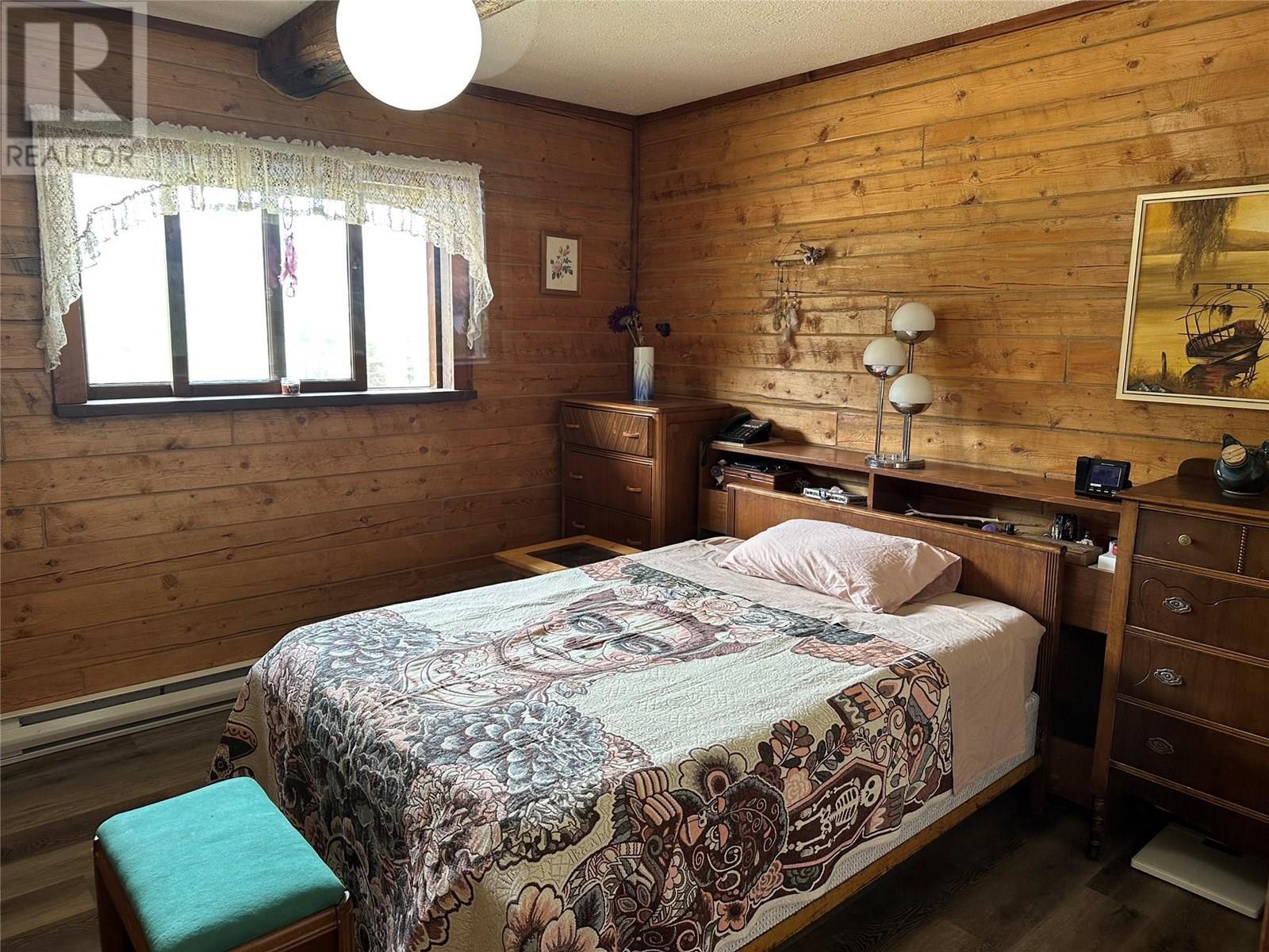 3655 Mclean Creek Road, Okanagan Falls, BC - Indoor Photo Showing Bedroom