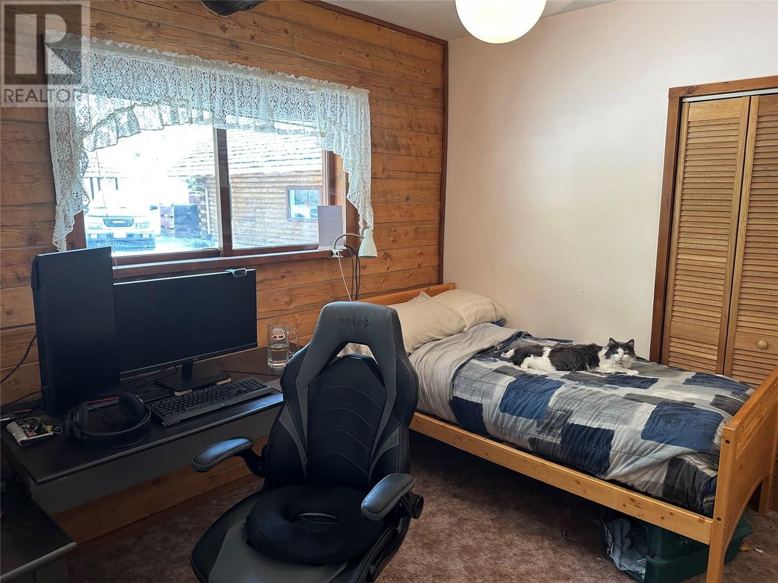 3655 Mclean Creek Road, Okanagan Falls, BC - Indoor Photo Showing Bedroom