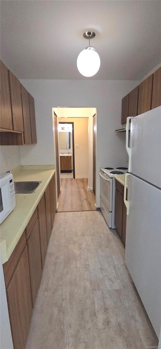 312-611 Macmillan Dr, Sayward, BC - Indoor Photo Showing Kitchen