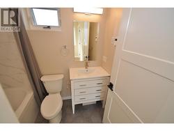 Front unit top bathroom -