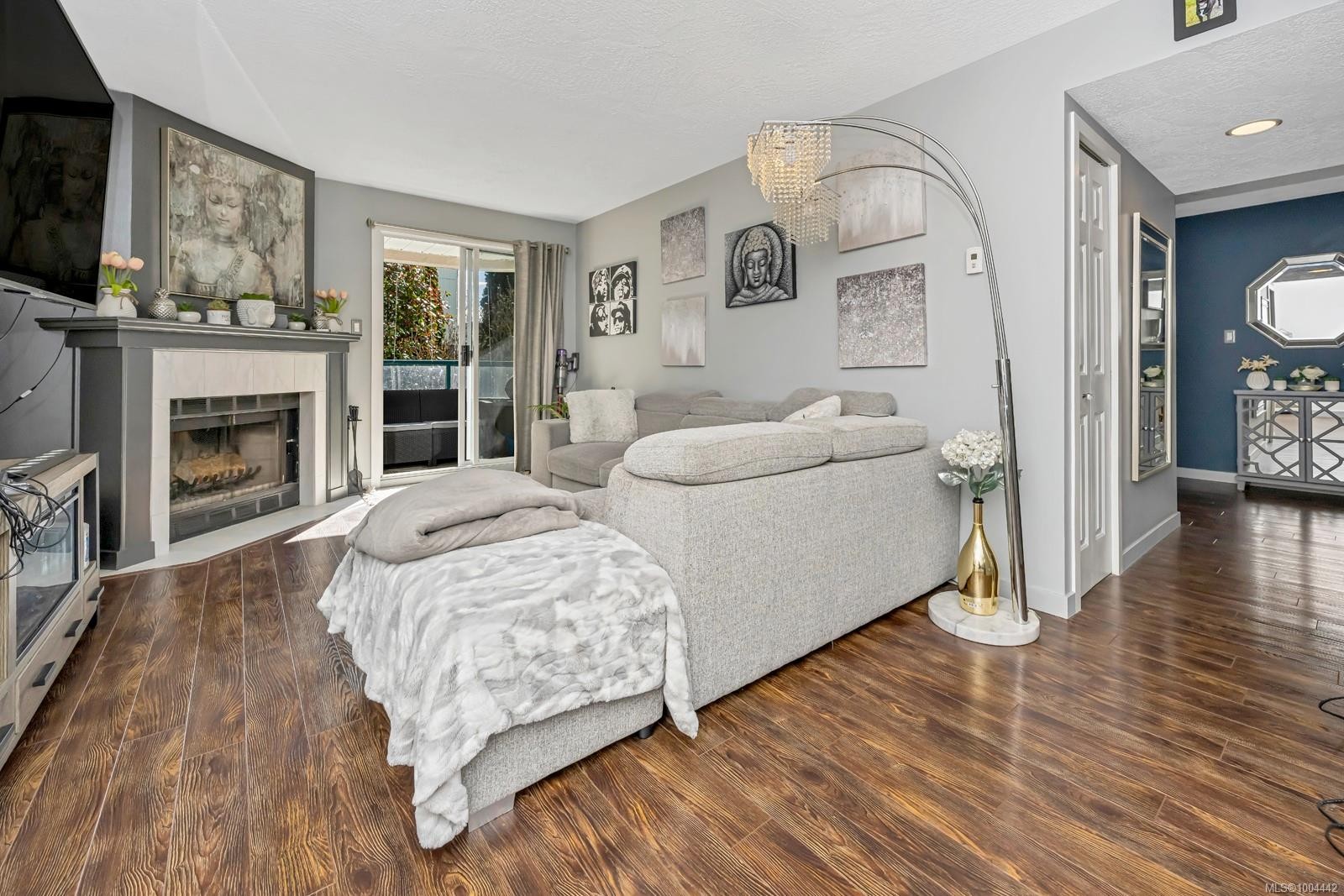 206-1223 Johnson St, Victoria, BC - Indoor Photo Showing Living Room With Fireplace