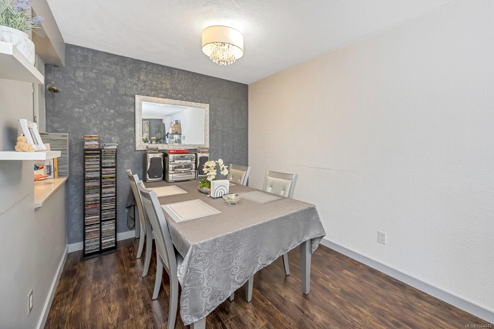 206-1223 Johnson St, Victoria, BC - Indoor Photo Showing Dining Room
