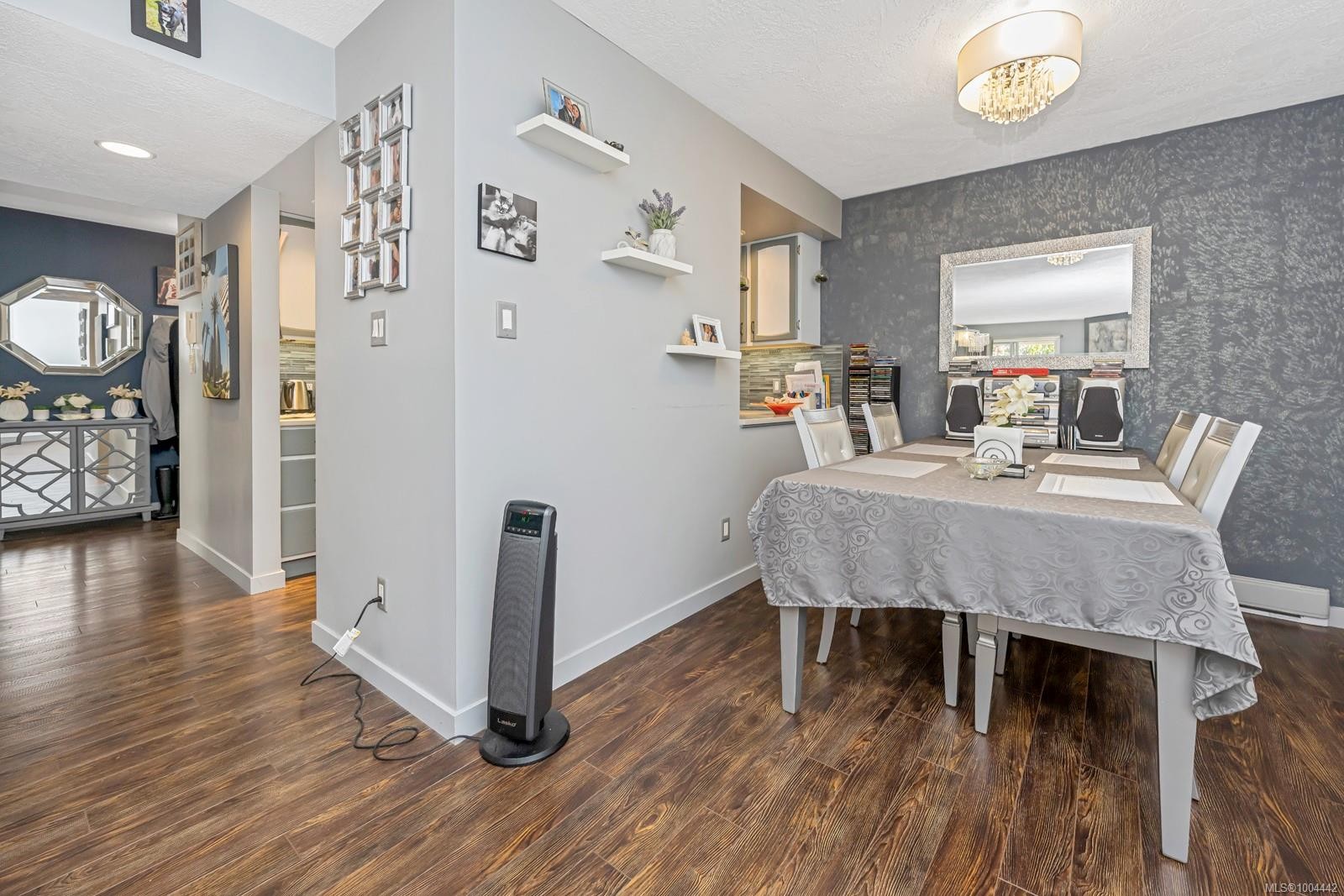 206-1223 Johnson St, Victoria, BC - Indoor Photo Showing Dining Room