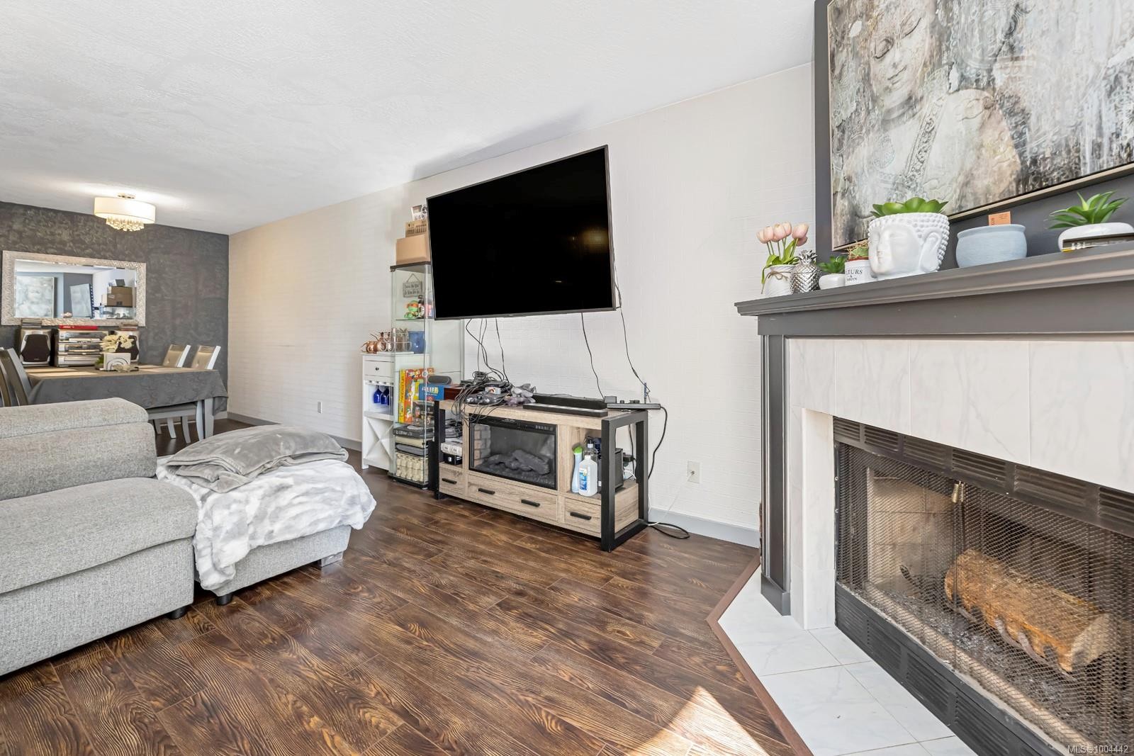 206-1223 Johnson St, Victoria, BC - Indoor Photo Showing Living Room With Fireplace