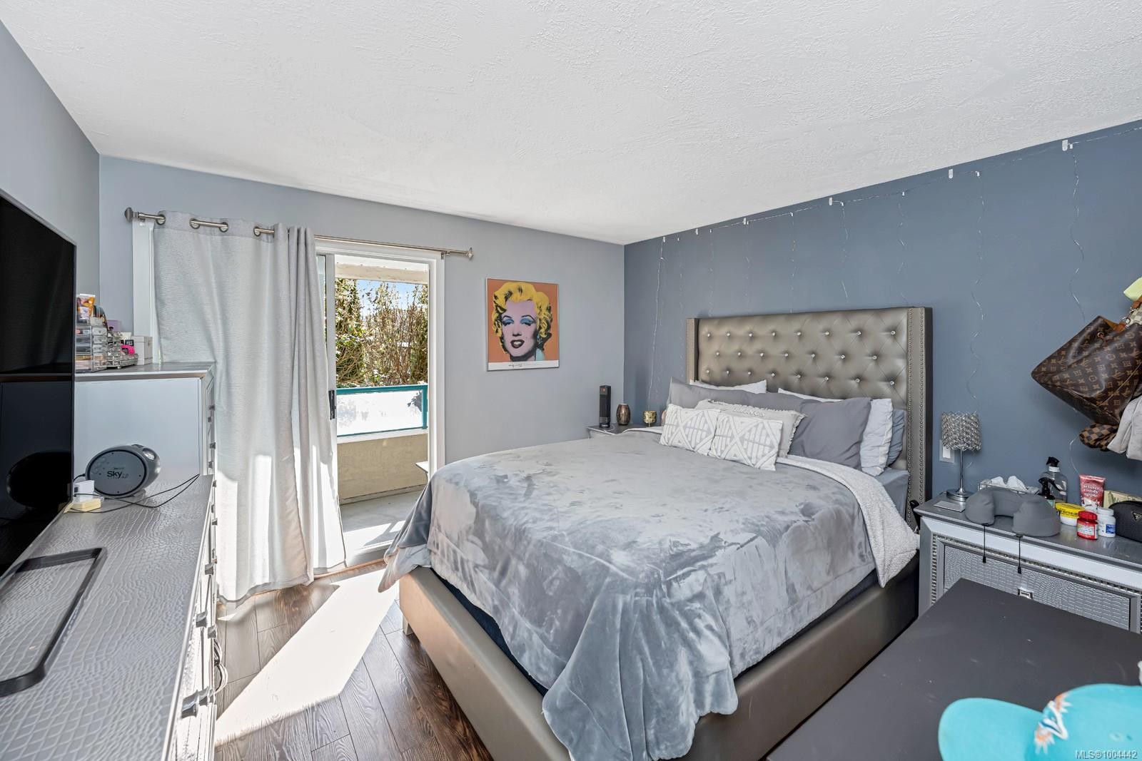 206-1223 Johnson St, Victoria, BC - Indoor Photo Showing Bedroom