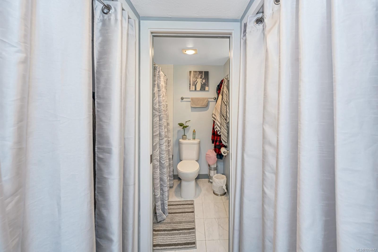 206-1223 Johnson St, Victoria, BC - Indoor Photo Showing Bathroom