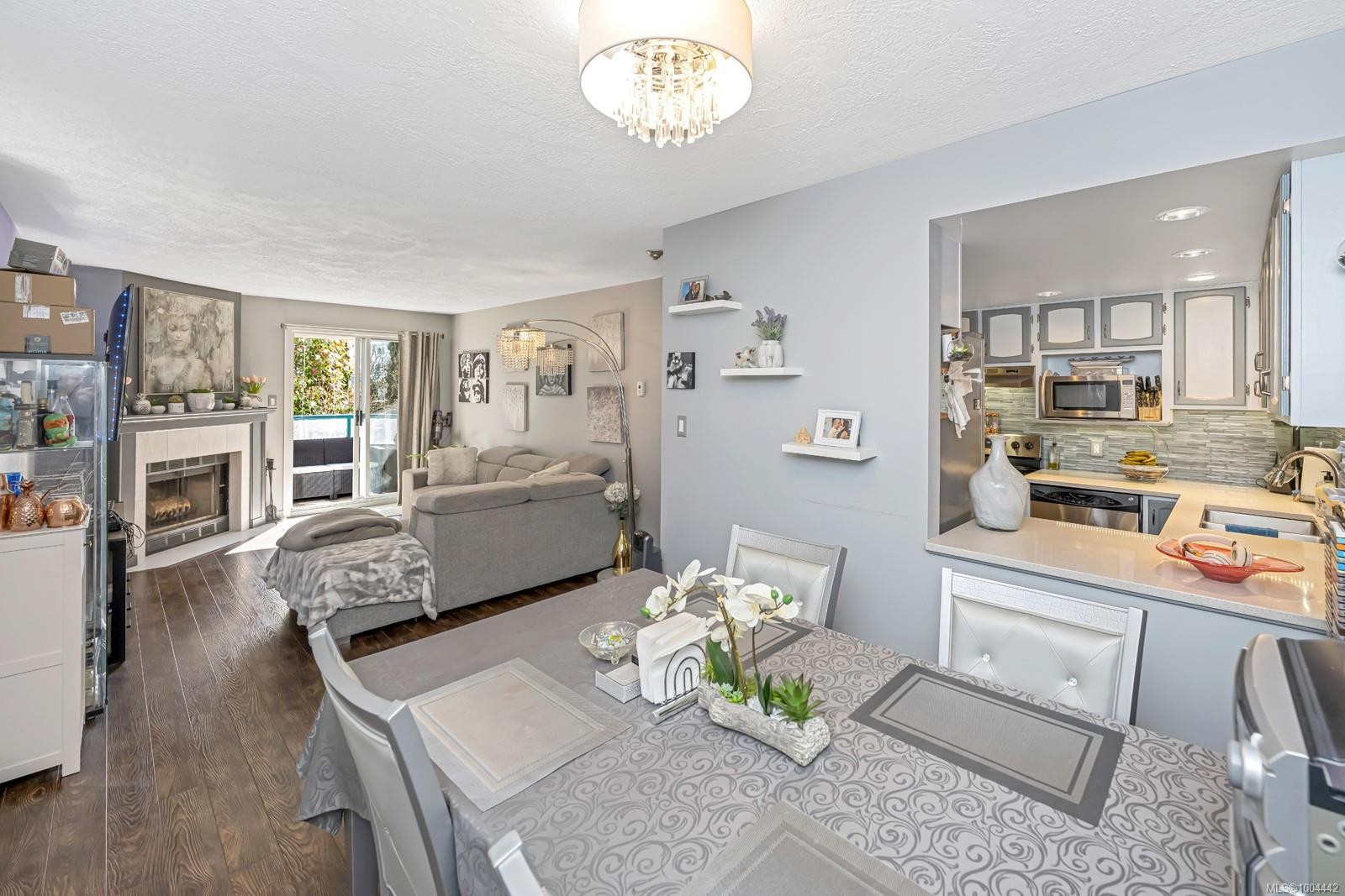 206-1223 Johnson St, Victoria, BC - Indoor With Fireplace