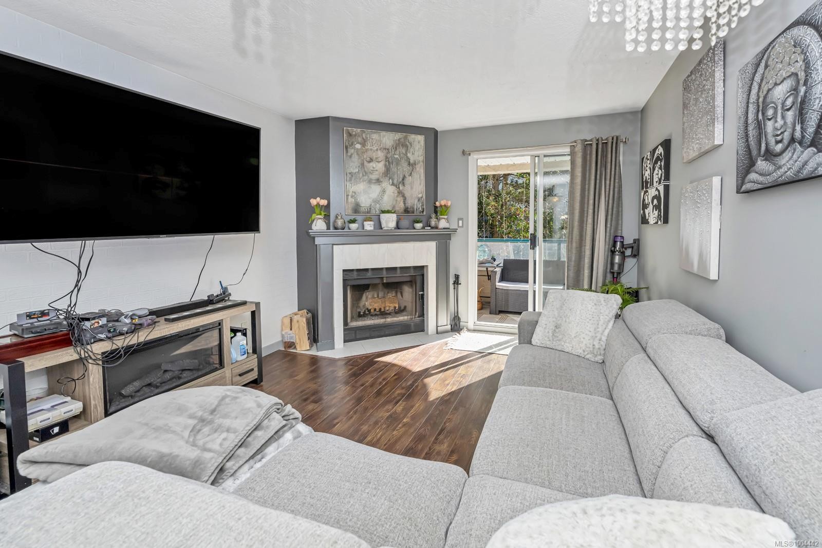206-1223 Johnson St, Victoria, BC - Indoor Photo Showing Living Room With Fireplace