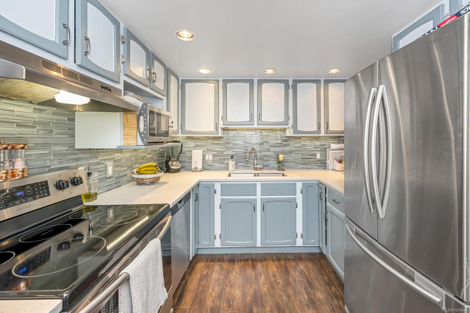 206-1223 Johnson St, Victoria, BC - Indoor Photo Showing Kitchen With Stainless Steel Kitchen With Upgraded Kitchen