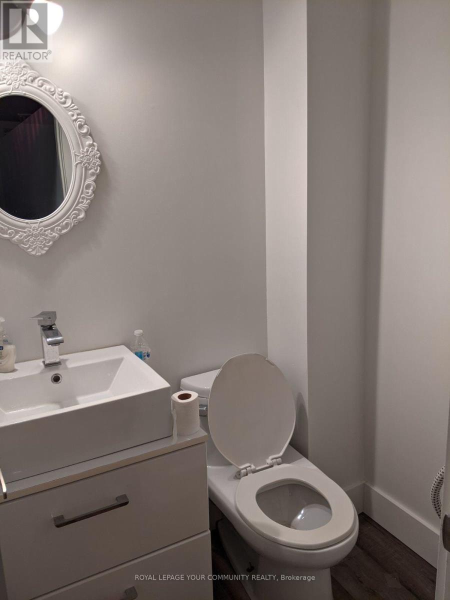 Main Floor washroon #2 - 6 - 100 Ringwood Drive, Whitchurch-Stouffville, ON