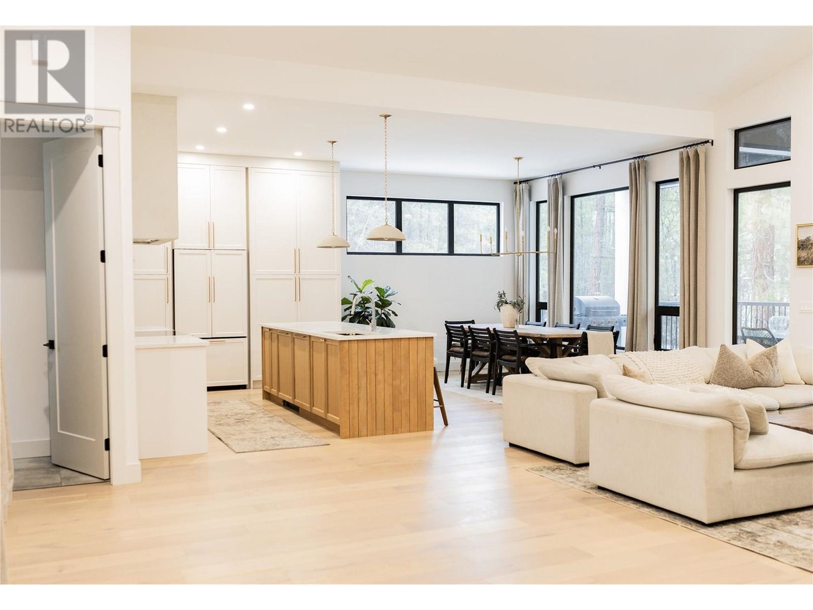 2690 Placer Place, Grand Forks, BC - Indoor Photo Showing Living Room