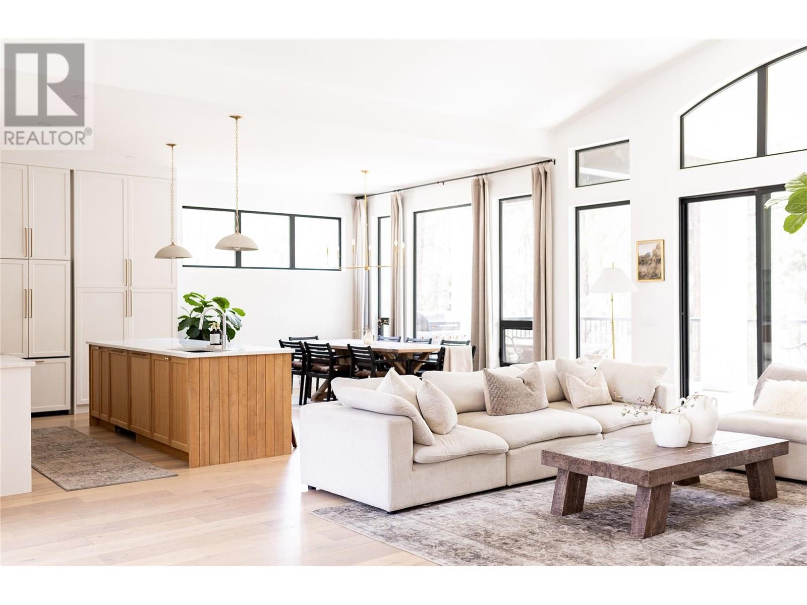 2690 Placer Place, Grand Forks, BC - Indoor Photo Showing Living Room