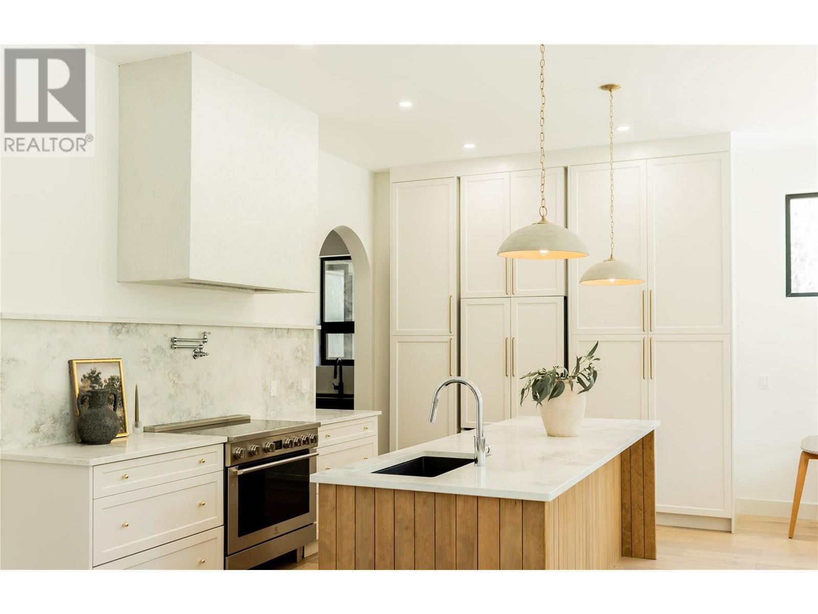 2690 Placer Place, Grand Forks, BC - Indoor Photo Showing Kitchen With Upgraded Kitchen