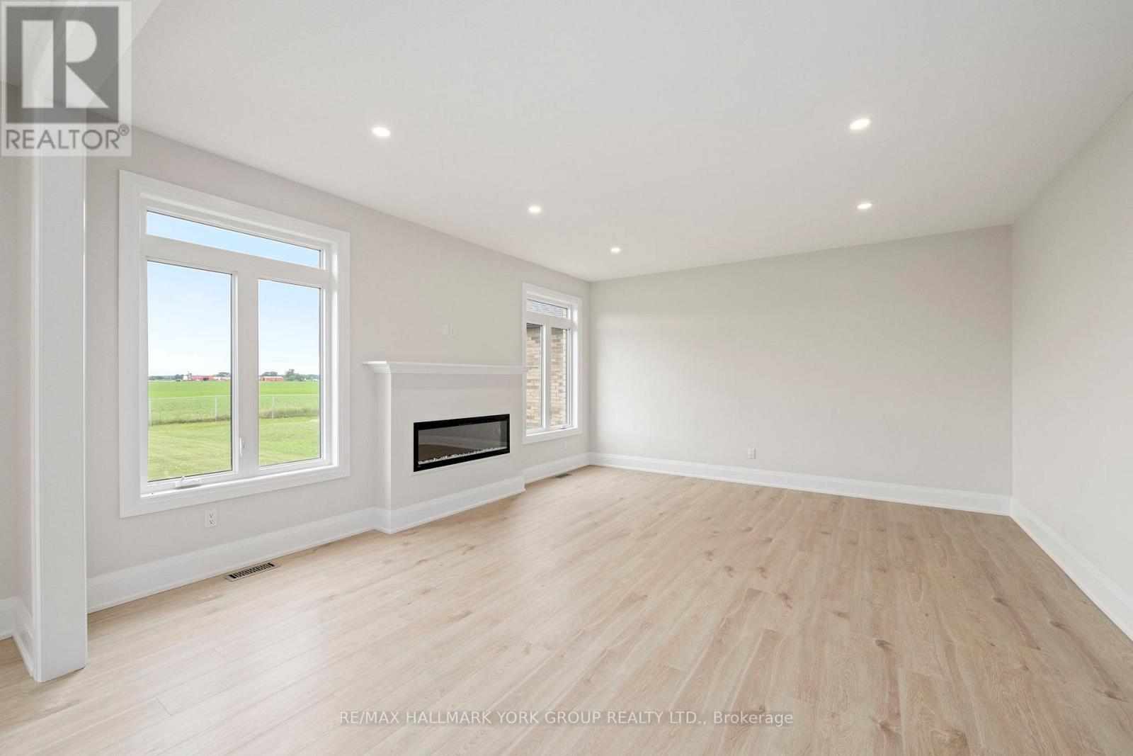 246 Leitch Street, Dutton/Dunwich, ON - Indoor With Fireplace