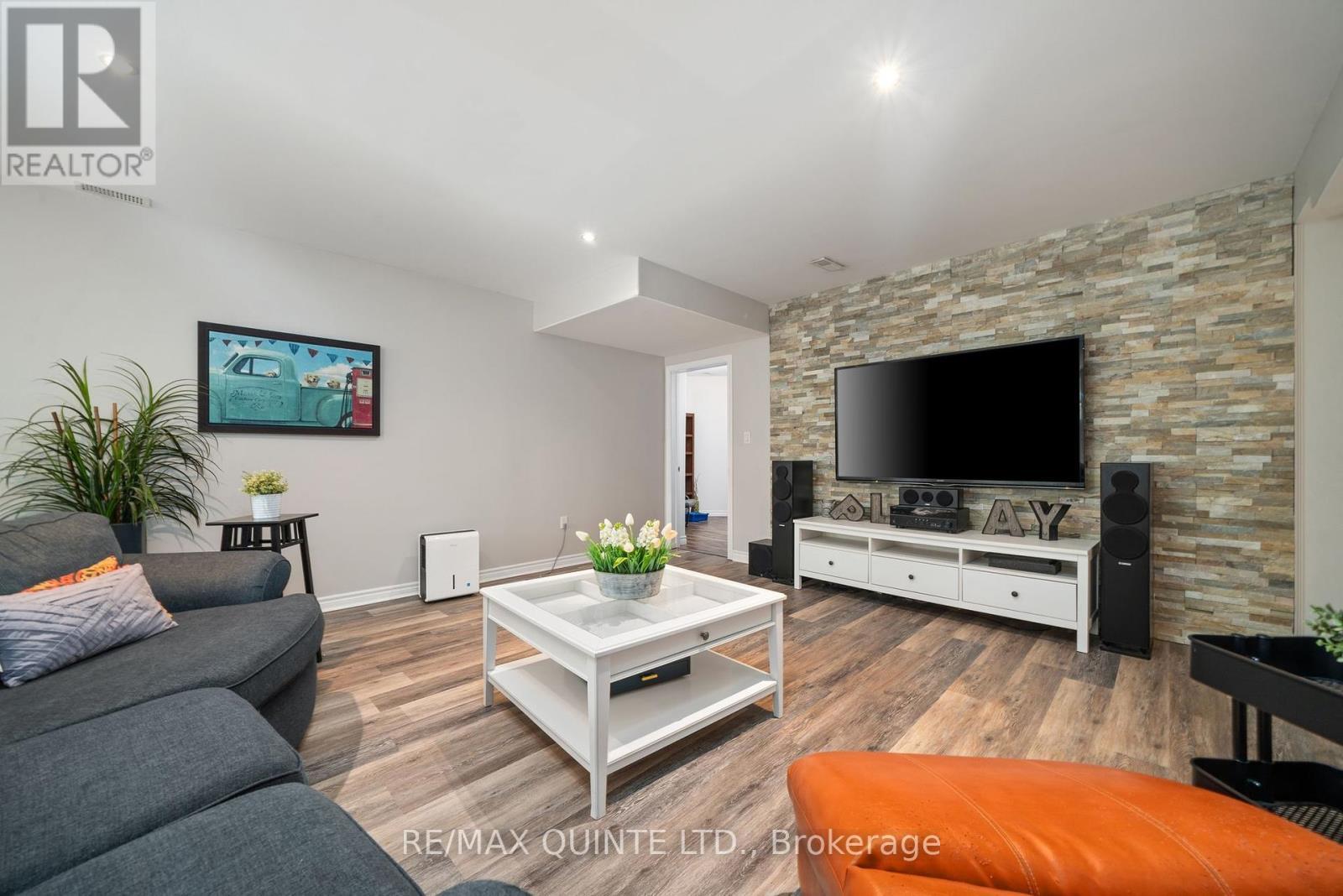 27 Charles Road, Tweed (Hungerford (Twp)), ON - Indoor Photo Showing Living Room