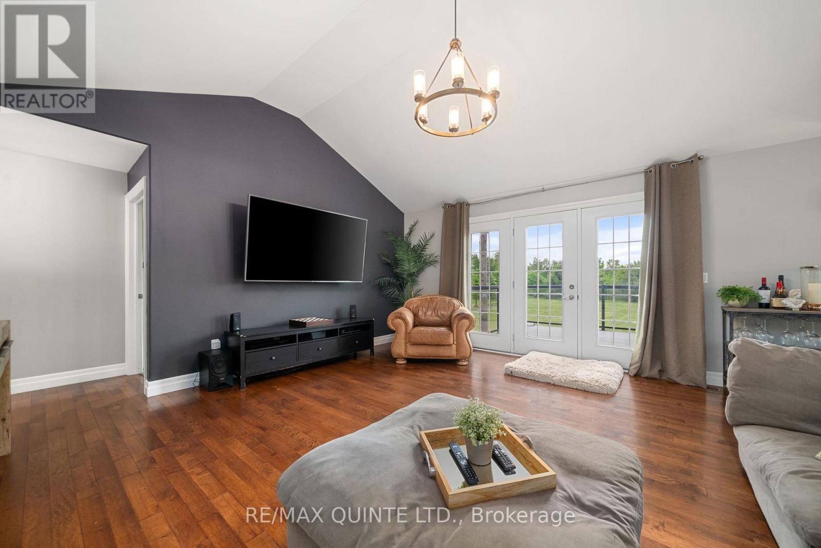 27 Charles Road, Tweed (Hungerford (Twp)), ON - Indoor Photo Showing Living Room